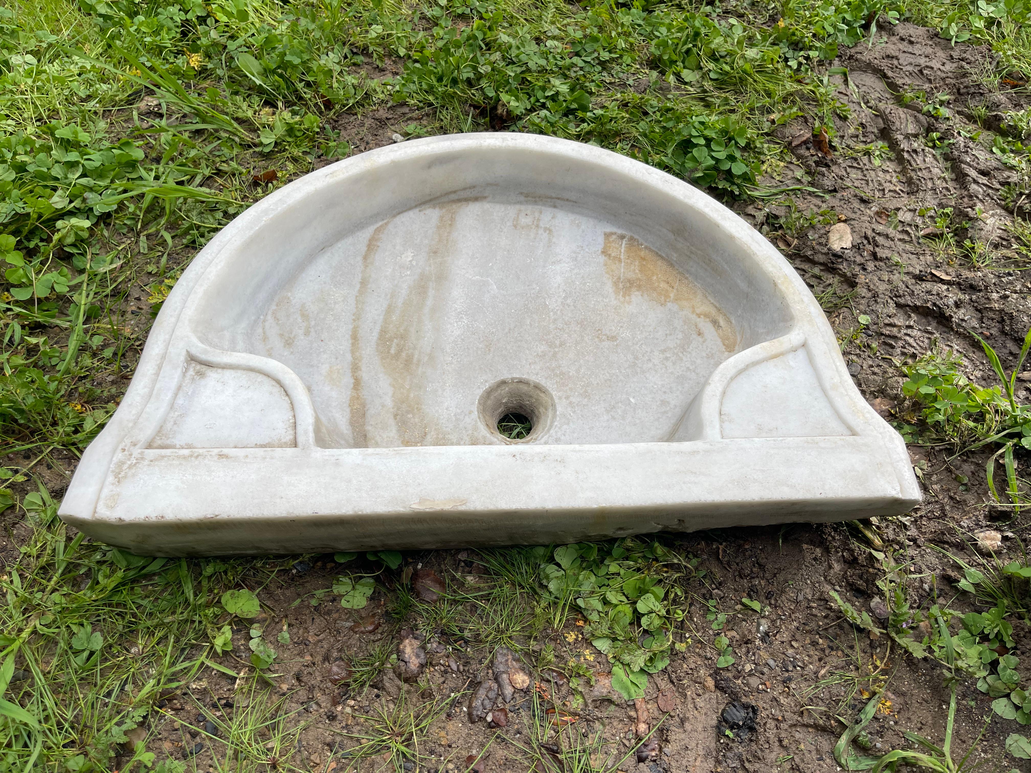 Ce lavabo en marbre vintage présente des détails sculptés à la main qui nous transportent dans les bains publics de l'Empire ottoman, appelés hamams. Cet évier présente une cuve ronde et des parois en forme de coquillage. 

Les hamsams sont bordés
