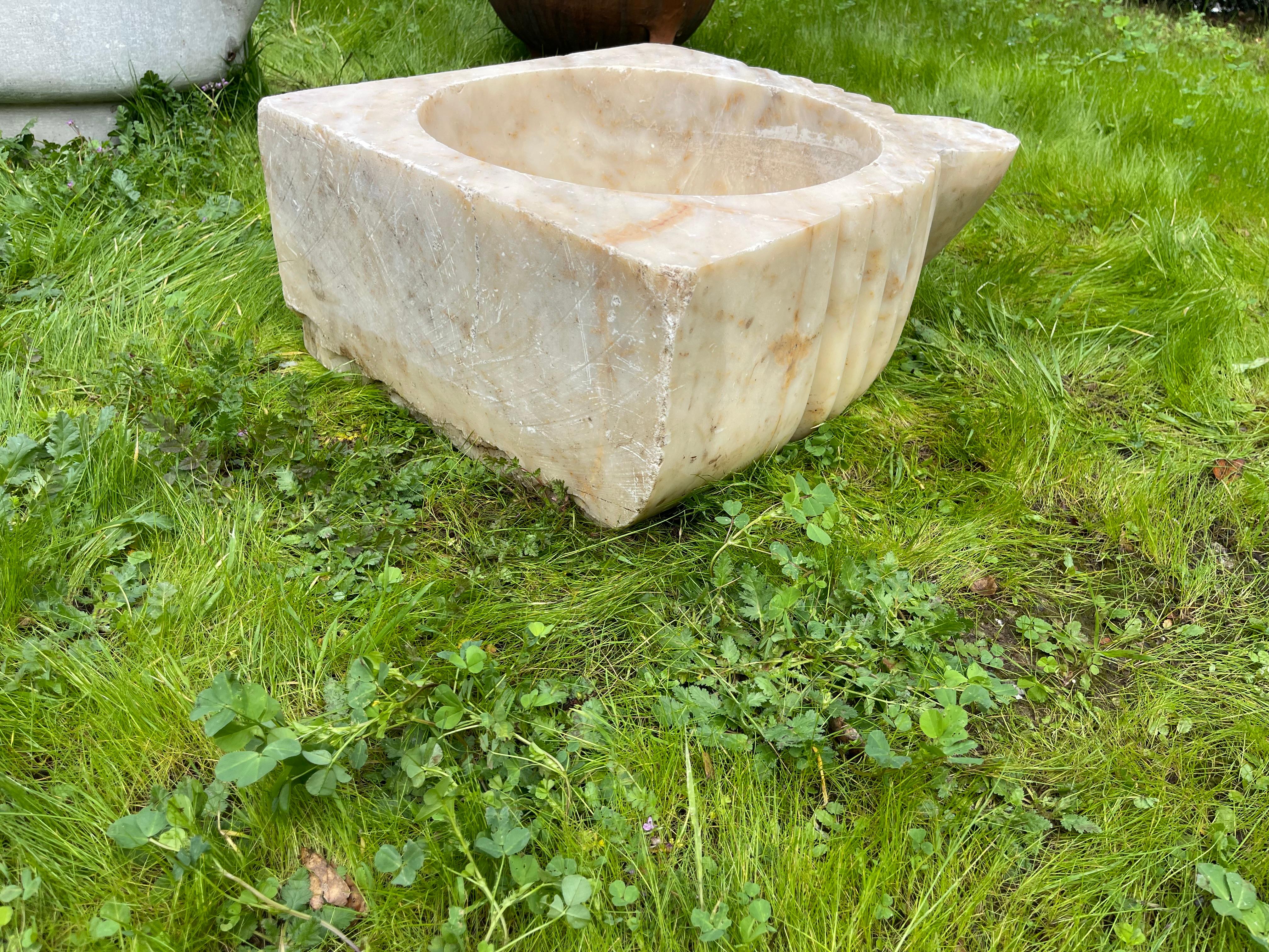 Ce lavabo en marbre vintage présente des détails sculptés à la main qui nous transportent dans les bains publics de l'Empire ottoman, appelés hamams. Cet évier présente une cuve ronde, un profil d'angle et des bords festonnés. 

Les hamsams sont
