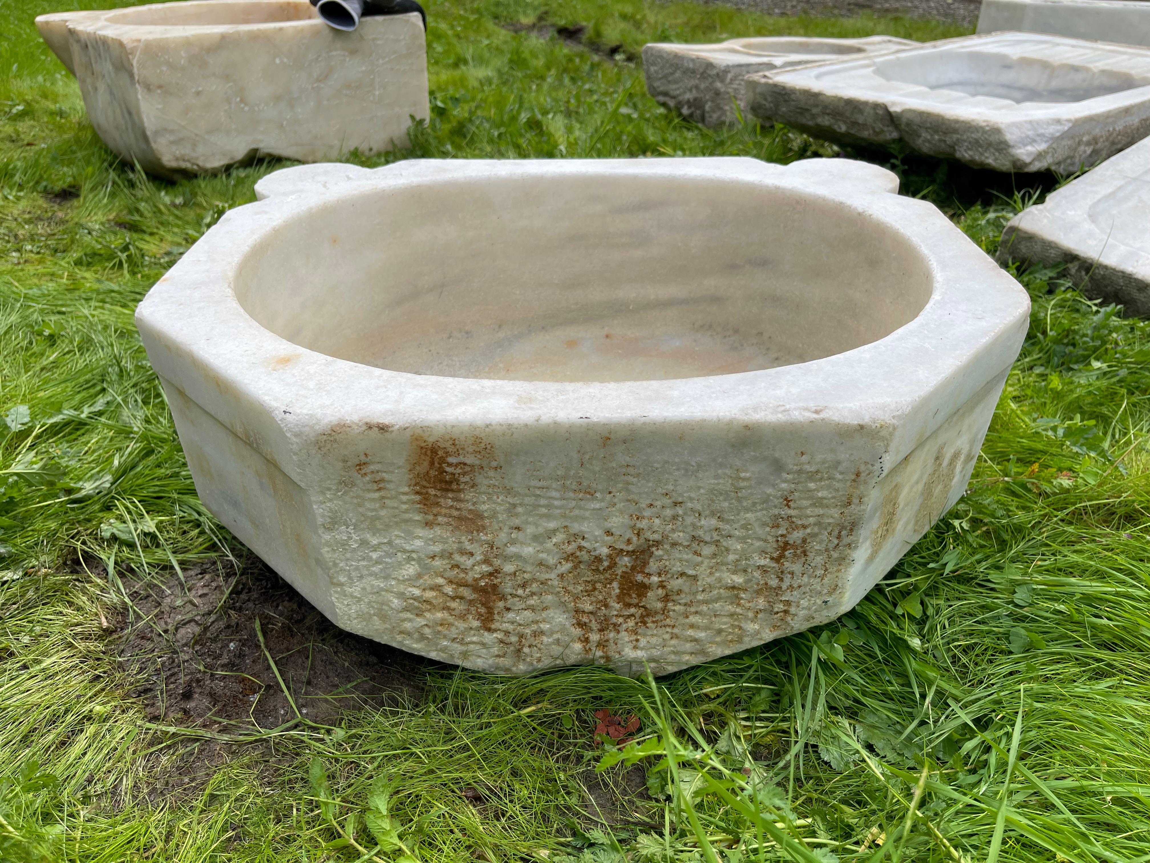 Cette cuvette de bain en marbre vintage présente des détails sculptés à la main qui nous ramènent aux bains publics de l'Empire ottoman, appelés hamams. Cette pièce présente un bassin ovale, des bords émoussés et deux oreilles frontales. 

Les