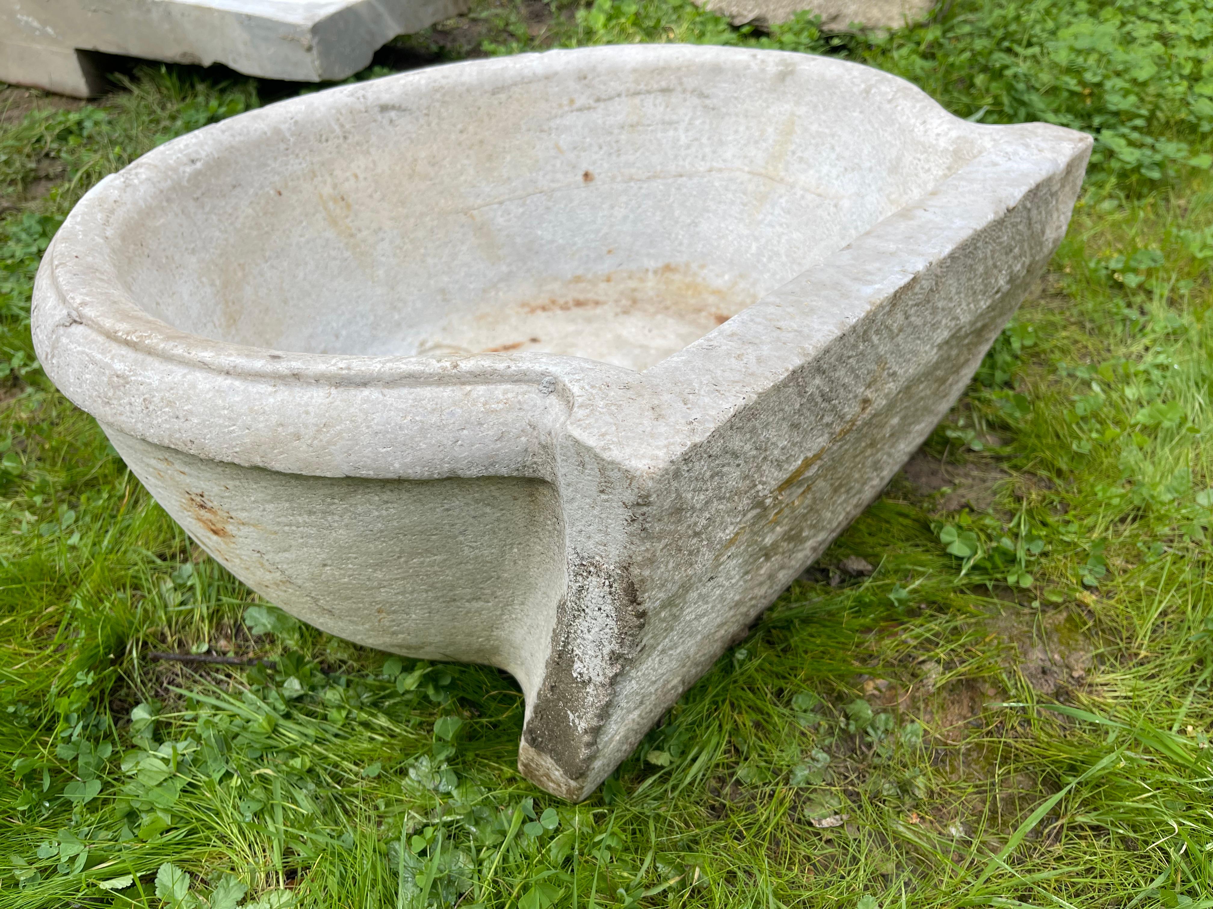 Ce lavabo en marbre vintage présente des détails sculptés à la main qui nous transportent dans les bains publics de l'Empire ottoman, appelés hamams. Cet évier présente un beau bassin rond et des parois en forme de coquillage. 

Les hamsams sont