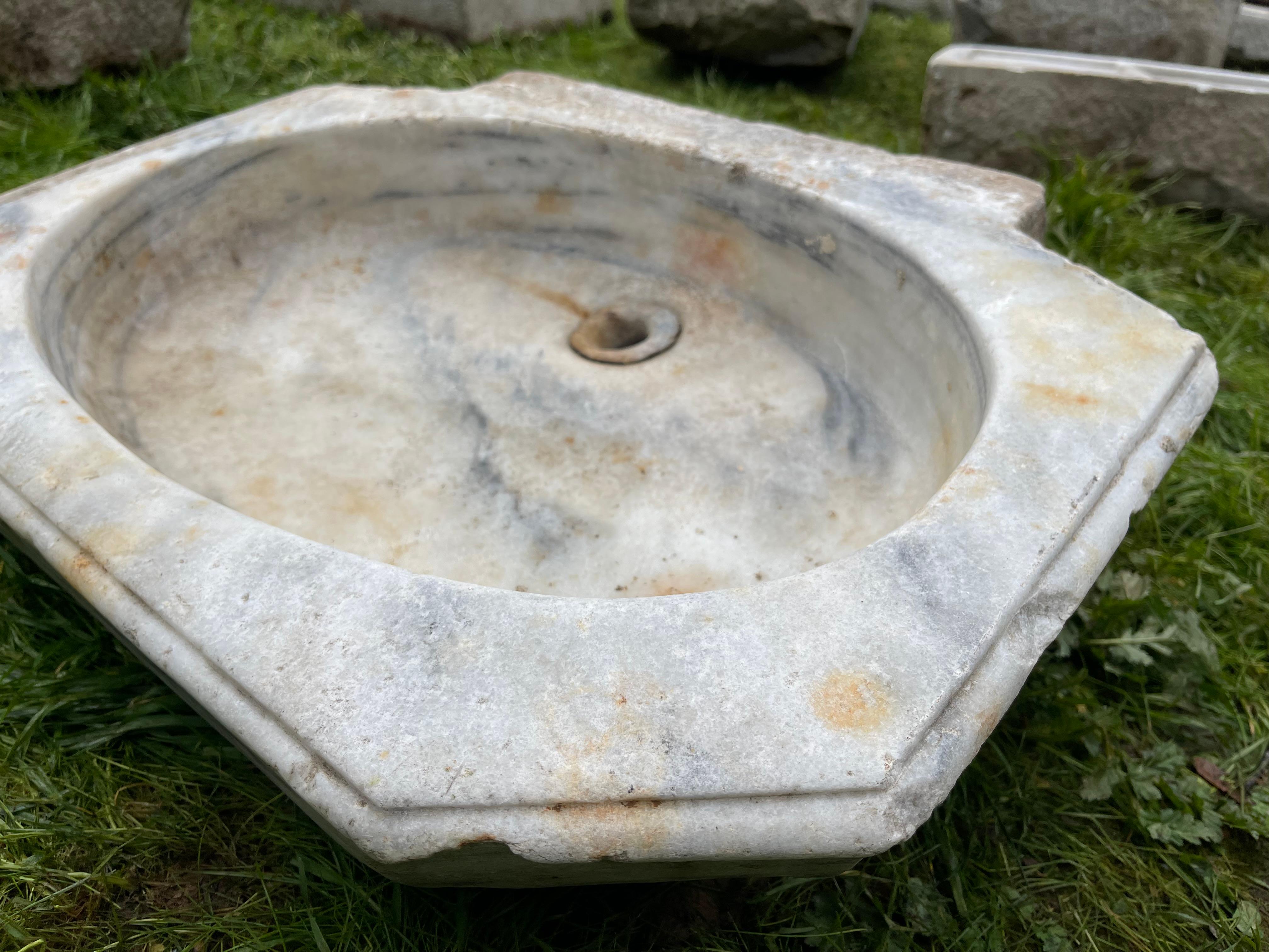 Ce lavabo en marbre vintage présente des détails sculptés à la main qui nous transportent dans les bains publics de l'Empire ottoman, appelés hamams. Ce magnifique évier présente un bassin rectangulaire et des bords carrés. 

Les hamsams sont bordés