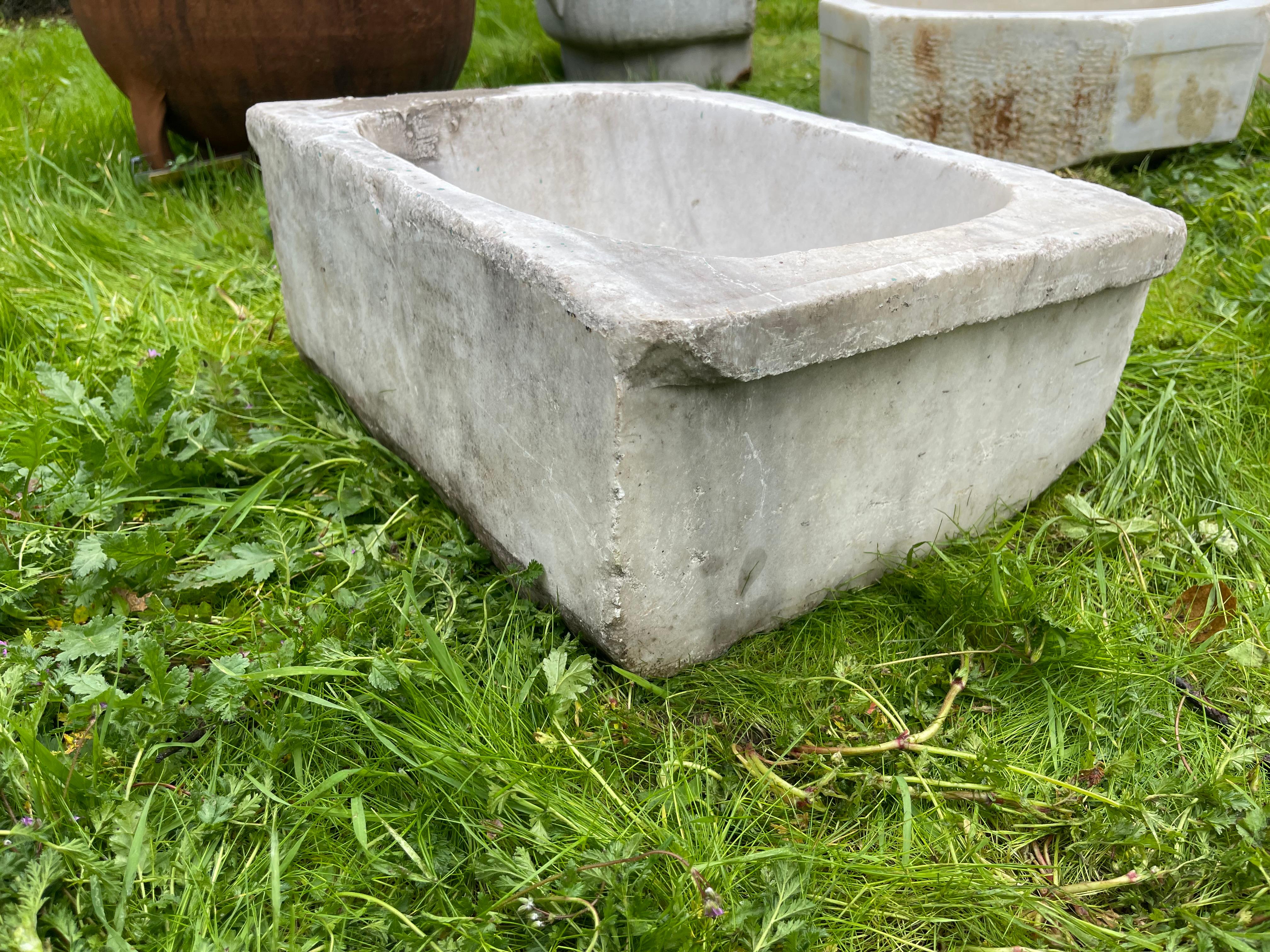 Ce lavabo en marbre vintage présente des détails sculptés à la main qui nous transportent dans les bains publics de l'Empire ottoman, appelés hamams. Ce magnifique évier présente un bassin carré arrondi et un profil carré. 

Les hamsams sont bordés