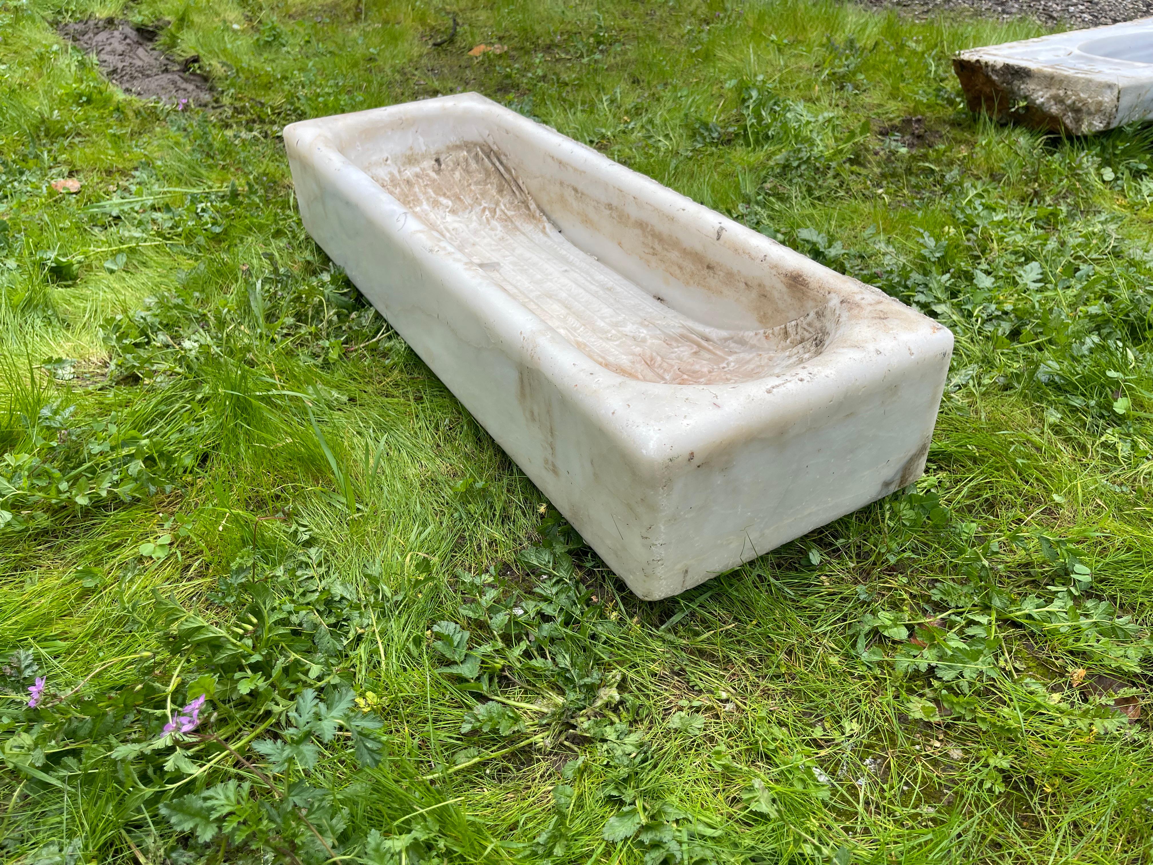 Cette cuvette de style ottoman présente des détails sculptés à la main qui la rapprochent des bains communautaires de l'Empire ottoman, appelés hamams. Cette auge se caractérise par un bassin long et profond et des courbes adoucies par le temps.