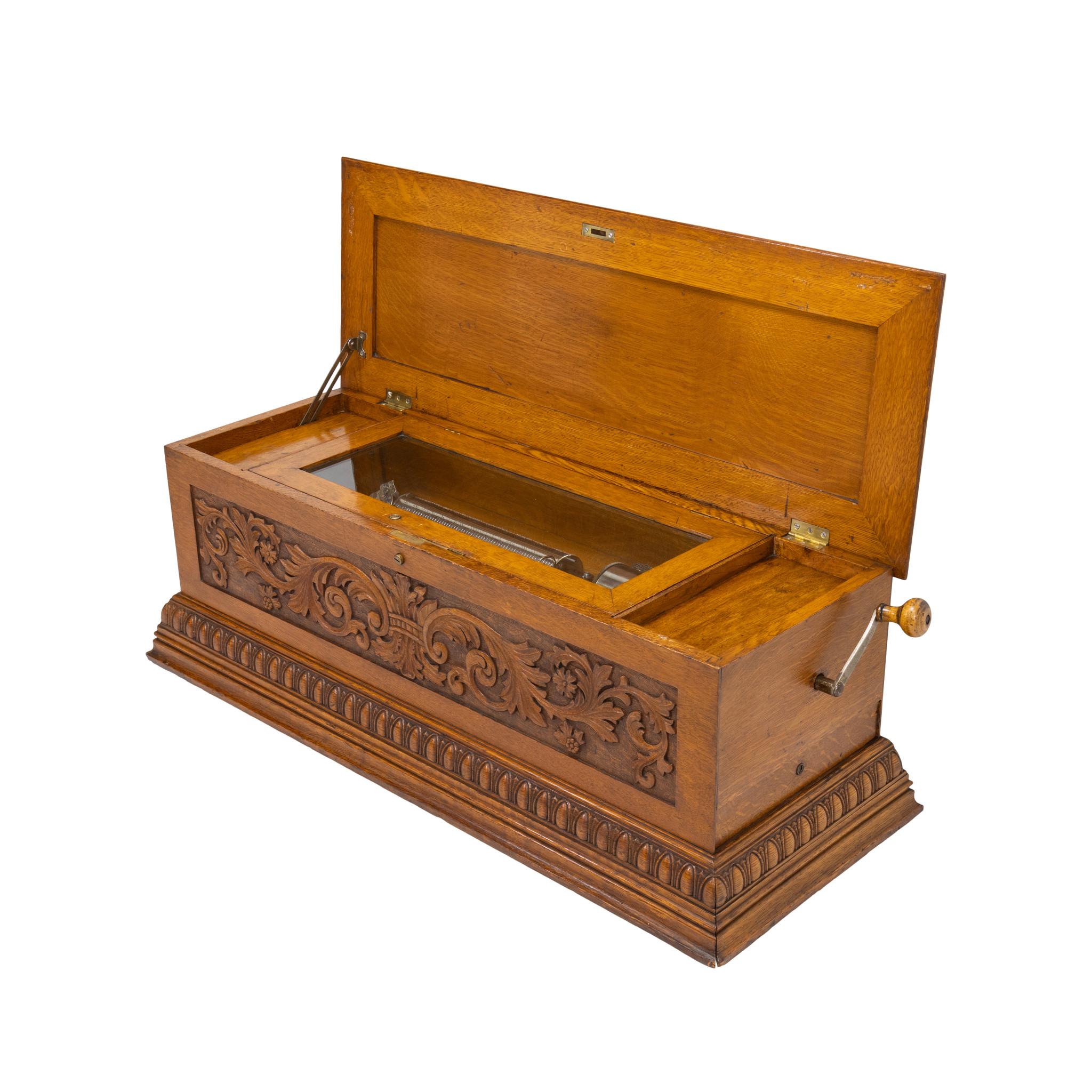 Sculpté à la main Boîte à musique Mermod Frères en Oak sur Stand en vente