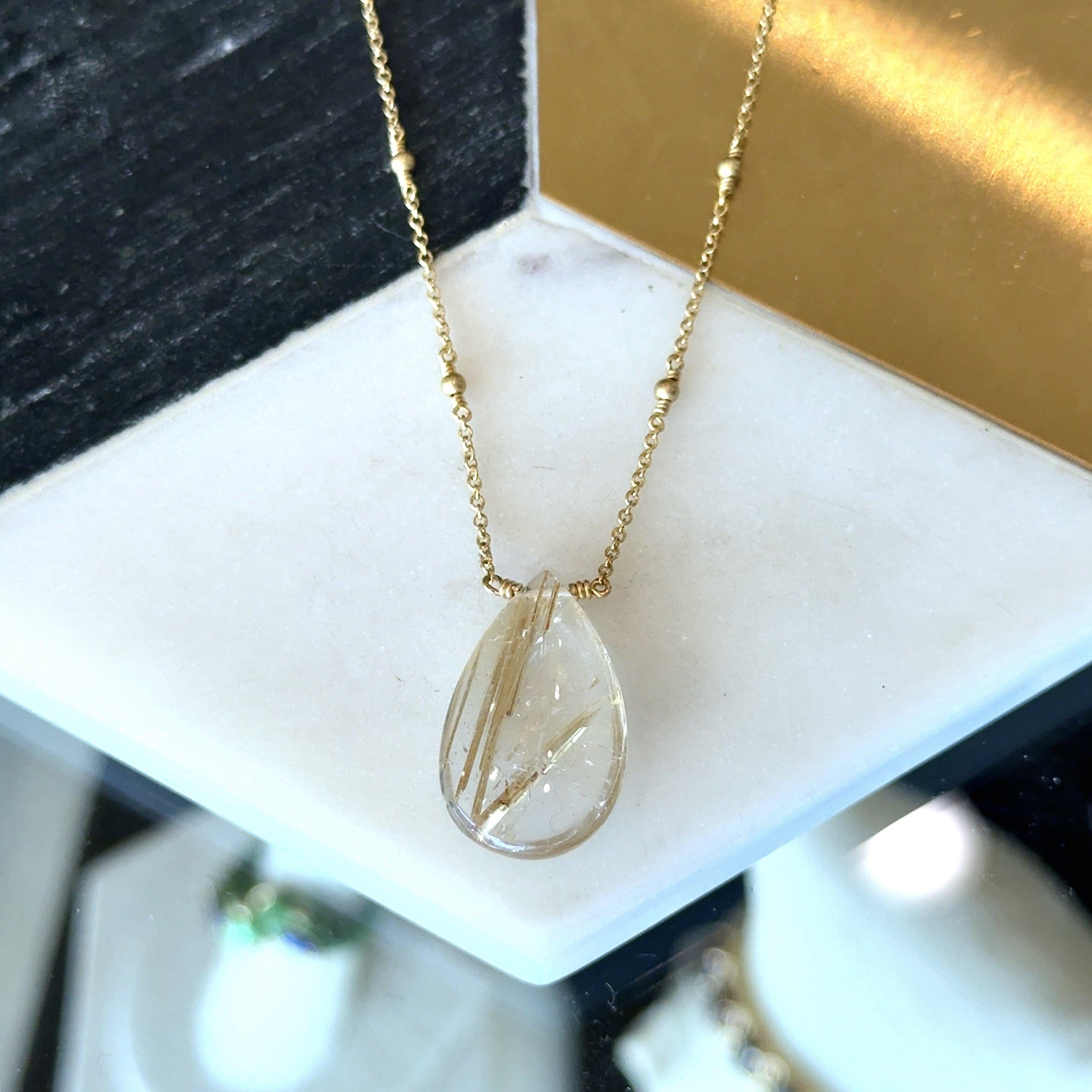 Me&Ro Collana con ciondolo grande in quarzo rutilato in oro giallo 18KT In condizioni buone in vendita a Los Angeles, CA
