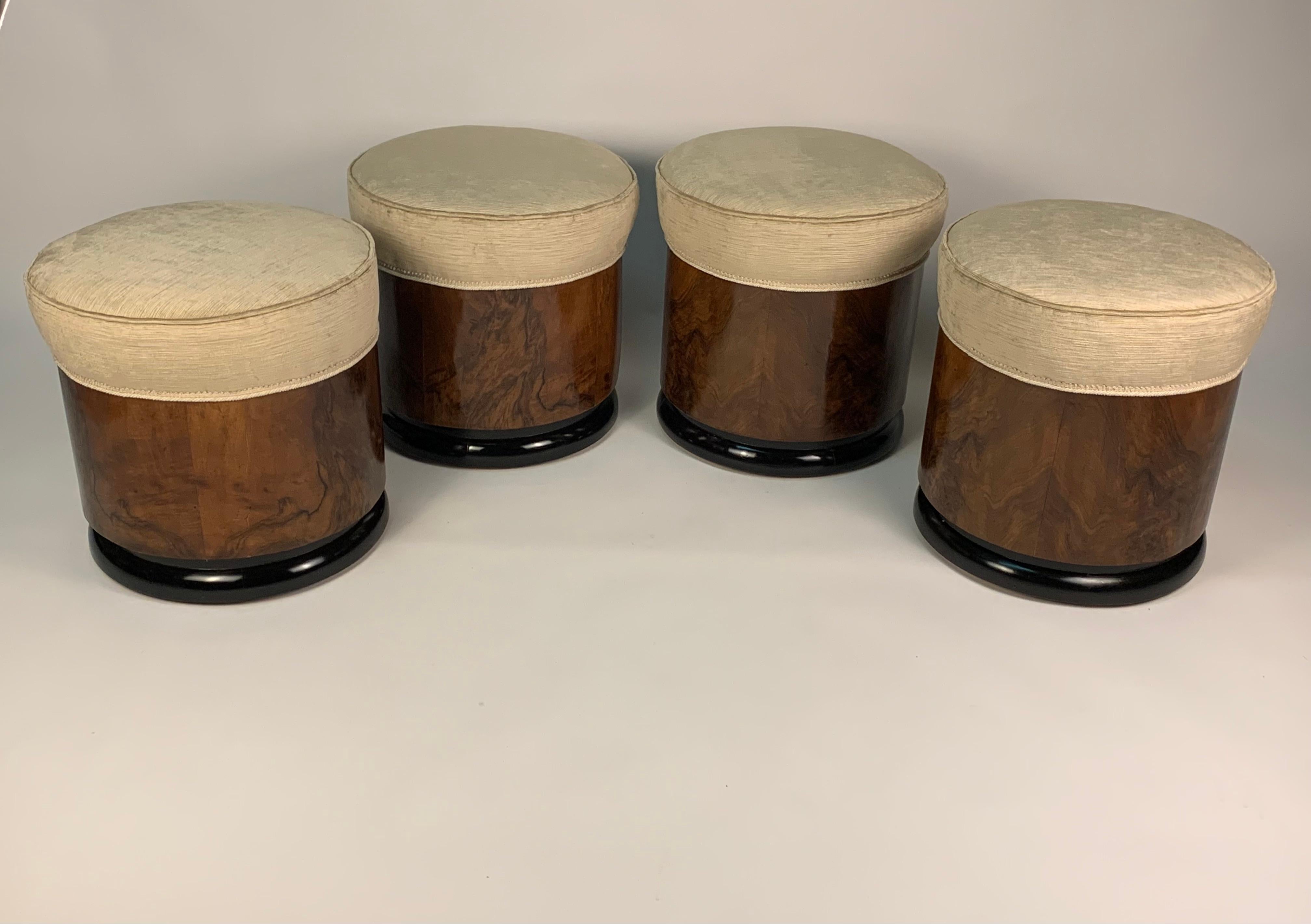 Four Italian Art Deco cylindrical stools with a rounded black lacquered base that frames the bottom and beautiful wood that covers the entire cylinder. The seat in the upper part is upholstered in velvet.
Made by the Meroni and Fossati Manufacture