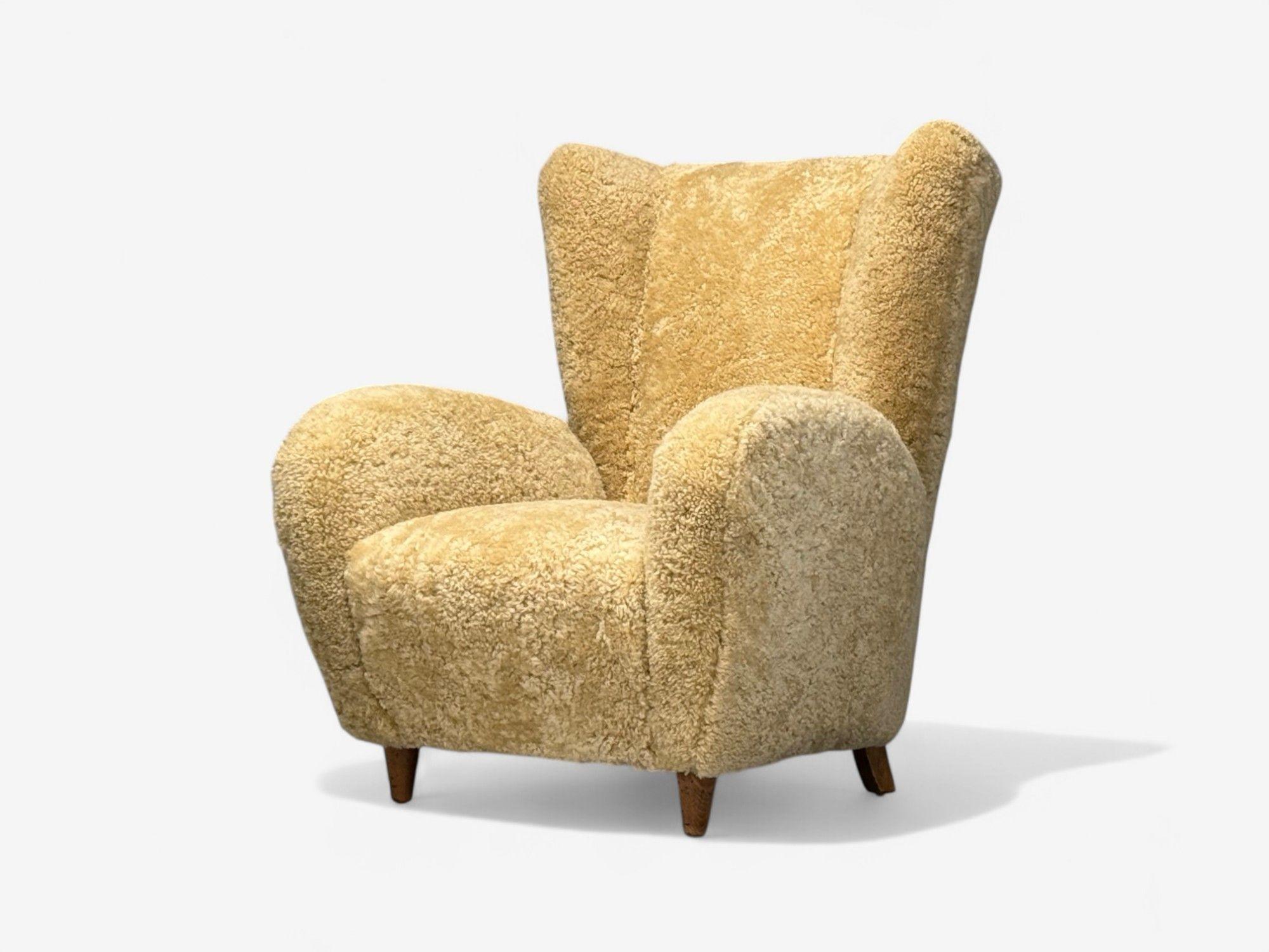 Meroni & Fossati, Beige Shearling, Stained Wood, Lounge Chairs, Italy, 1950s In Good Condition For Sale In Manhasset, NY