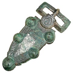 Boucle mérovingienne et plaque trapézoïdale. Nord de la Gaule, vers 600-630 ADS.