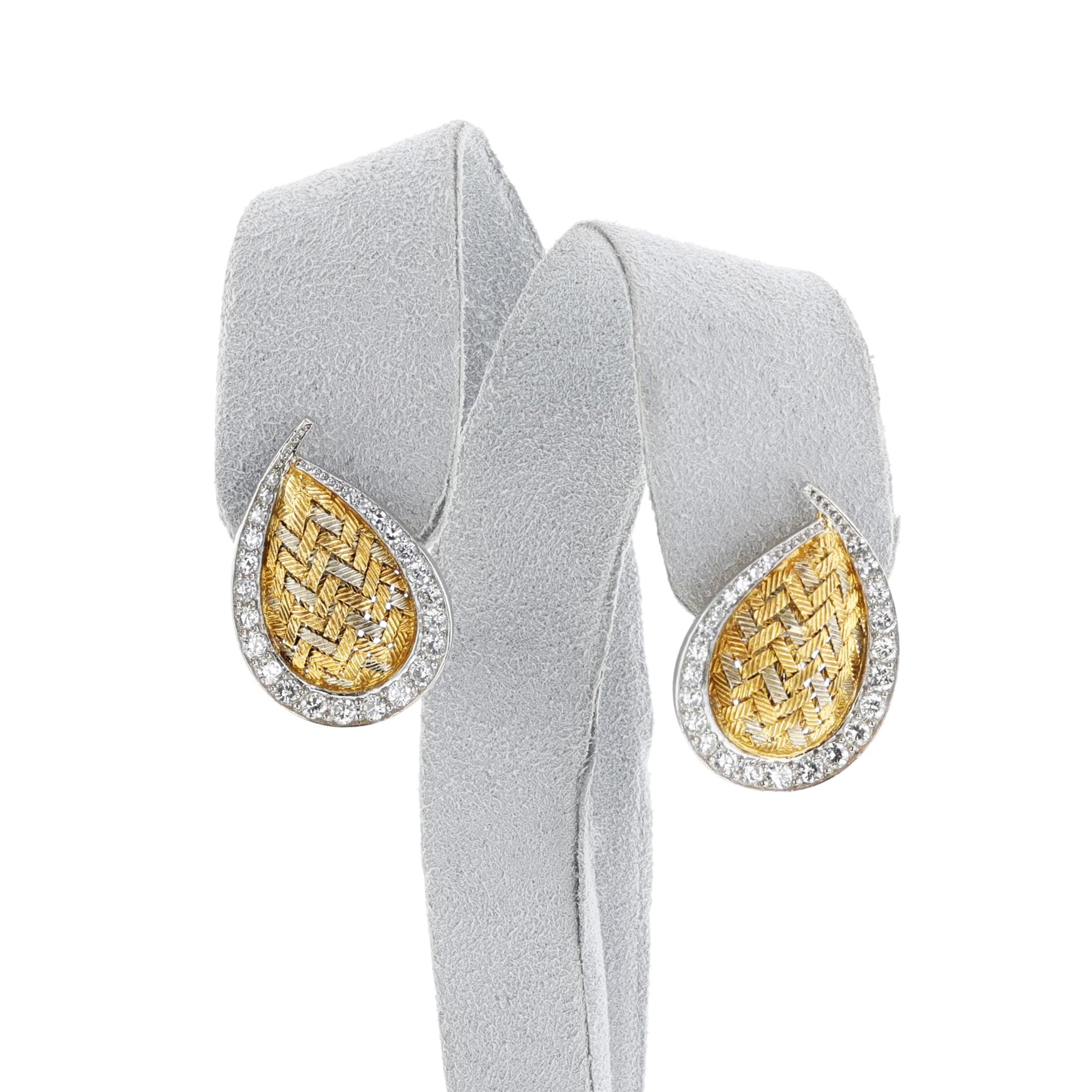 Merrin France Diamant und Texted Gold Birne Form Blatt Ohrringe aus 18k Gold. Das Gesamtgewicht beträgt 13,3 Gramm. Die Länge beträgt 1 Zoll.

SKU: 1482-AFEJPRT