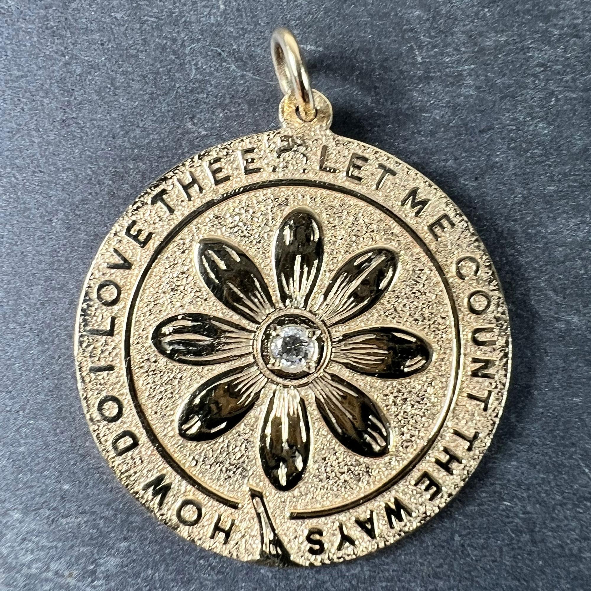 Pendentif en or jaune 14 carats (14K) représentant une marguerite sur fond texturé avec les mots 