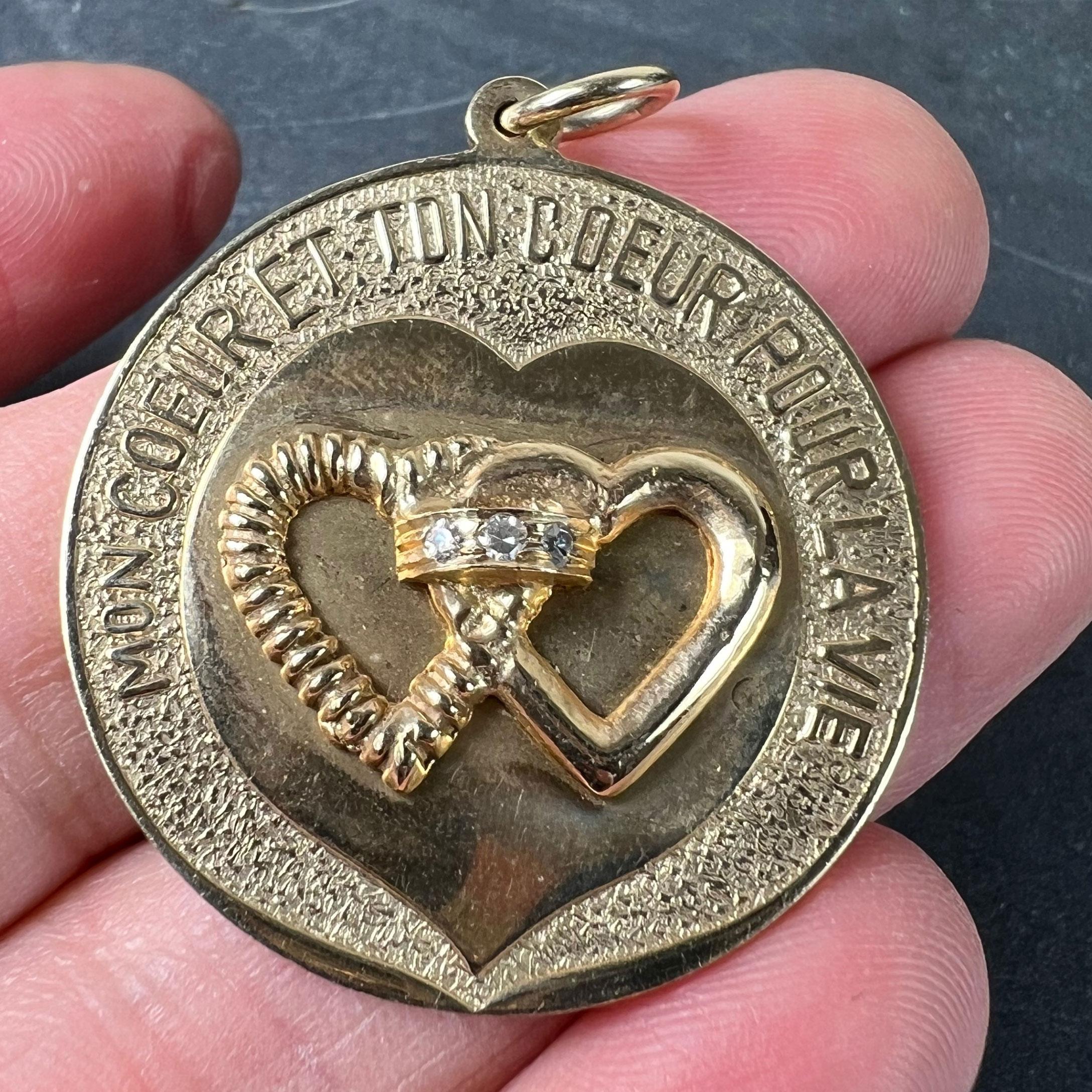 Femenino o masculino Colgante de oro amarillo de 14 quilates con diamantes de amor Merrin Marriage Two Hearts for Life en venta
