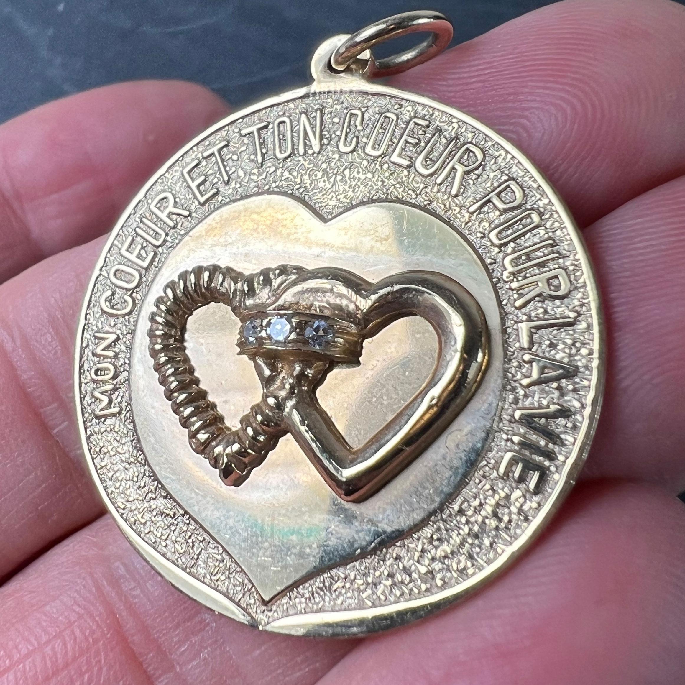Colgante de oro amarillo de 14 quilates con diamantes de amor Merrin Marriage Two Hearts for Life en venta 1