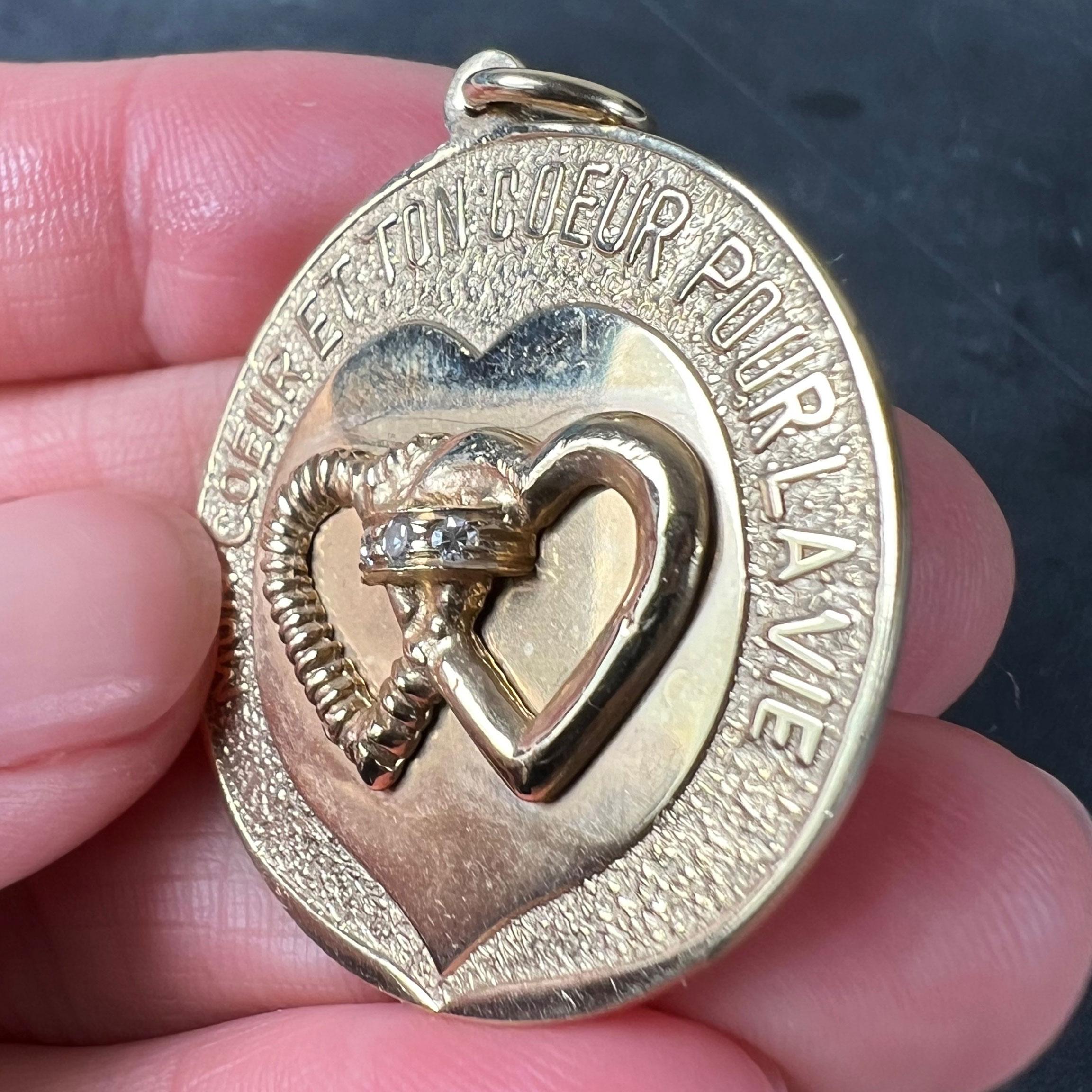 Colgante de oro amarillo de 14 quilates con diamantes de amor Merrin Marriage Two Hearts for Life en venta 3