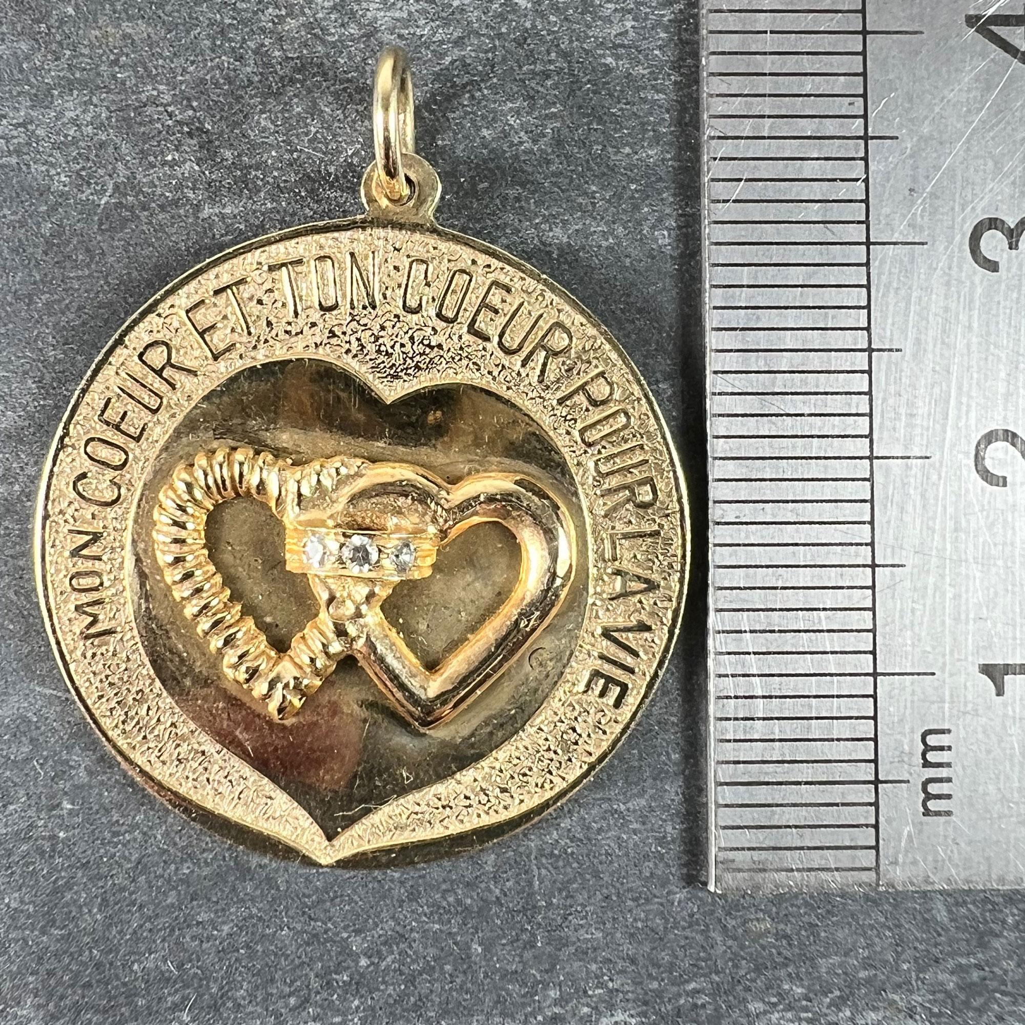 Colgante de oro amarillo de 14 quilates con diamantes de amor Merrin Marriage Two Hearts for Life en venta 4
