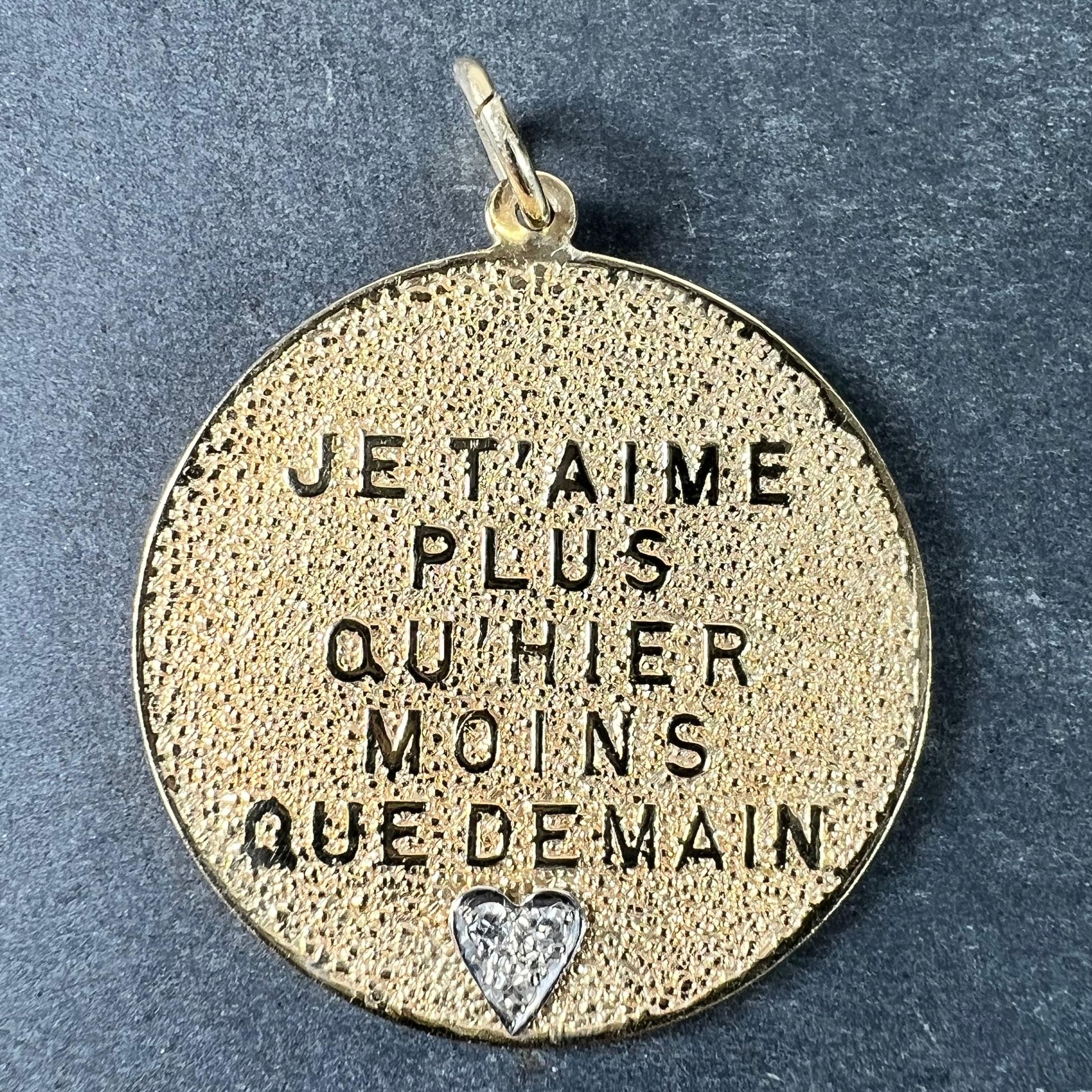 Pendentif en or jaune 14 carats (14K) en forme de charme d'amour avec un fond texturé et les mots 