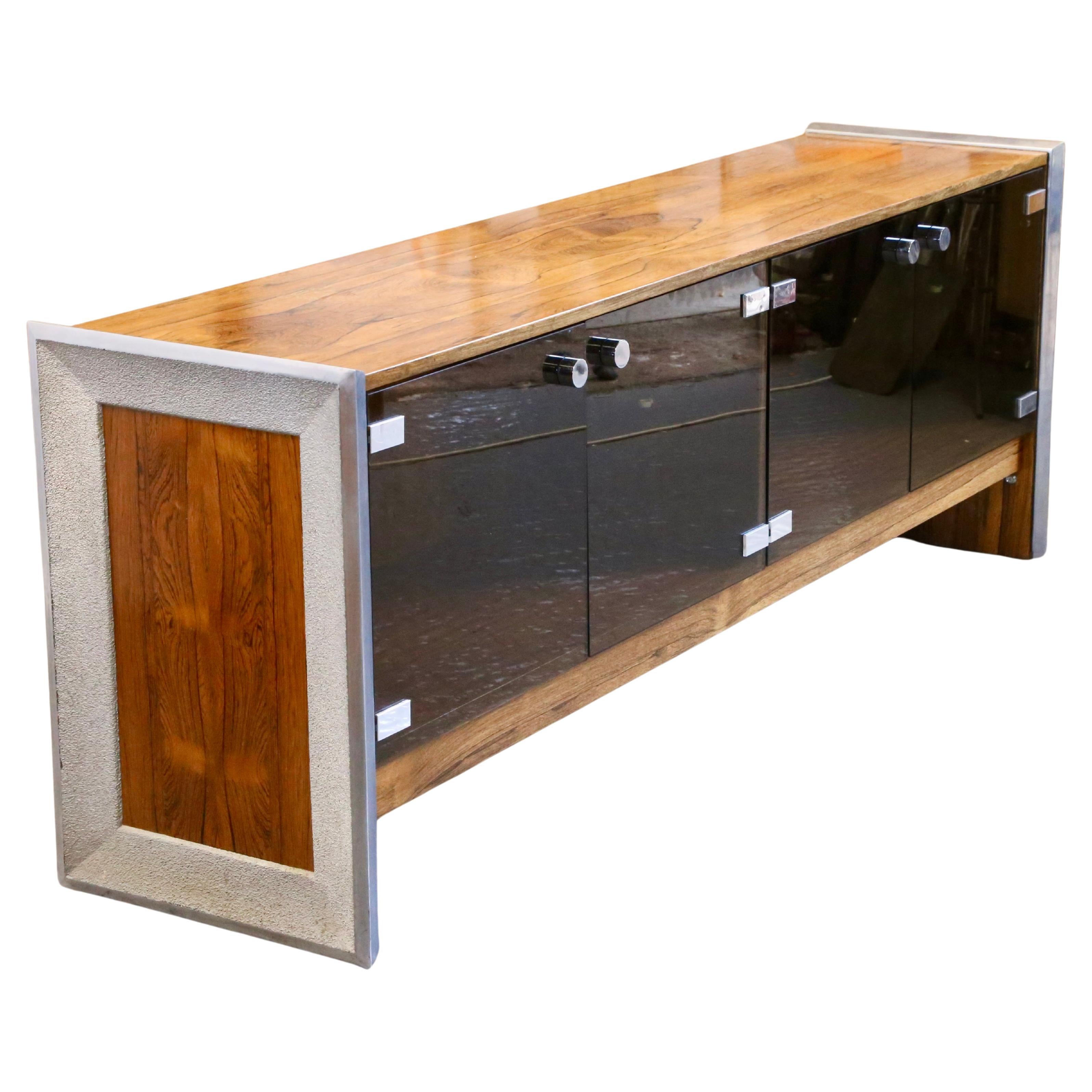 Merrow Associates - Richard Young, Sideboard aus feinem Rosenholz, Chrom und Rauchglas im Angebot