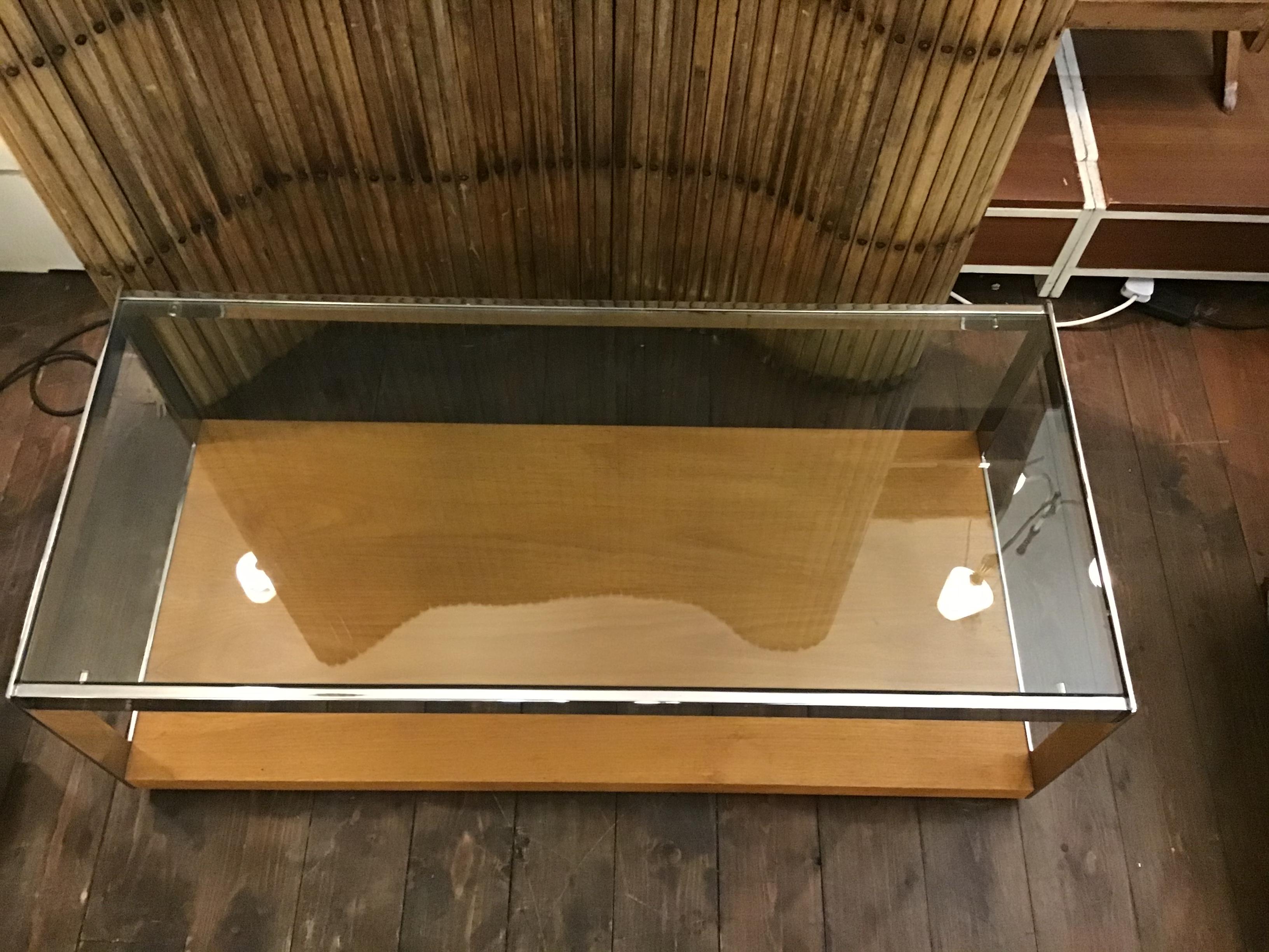 Design/One incontournable et original de Richard Young pour Merrow&associates 
Cadre en acier chromé avec base en teck et plateau en verre superbe café rectangle.
Table, vers les années 1970.
