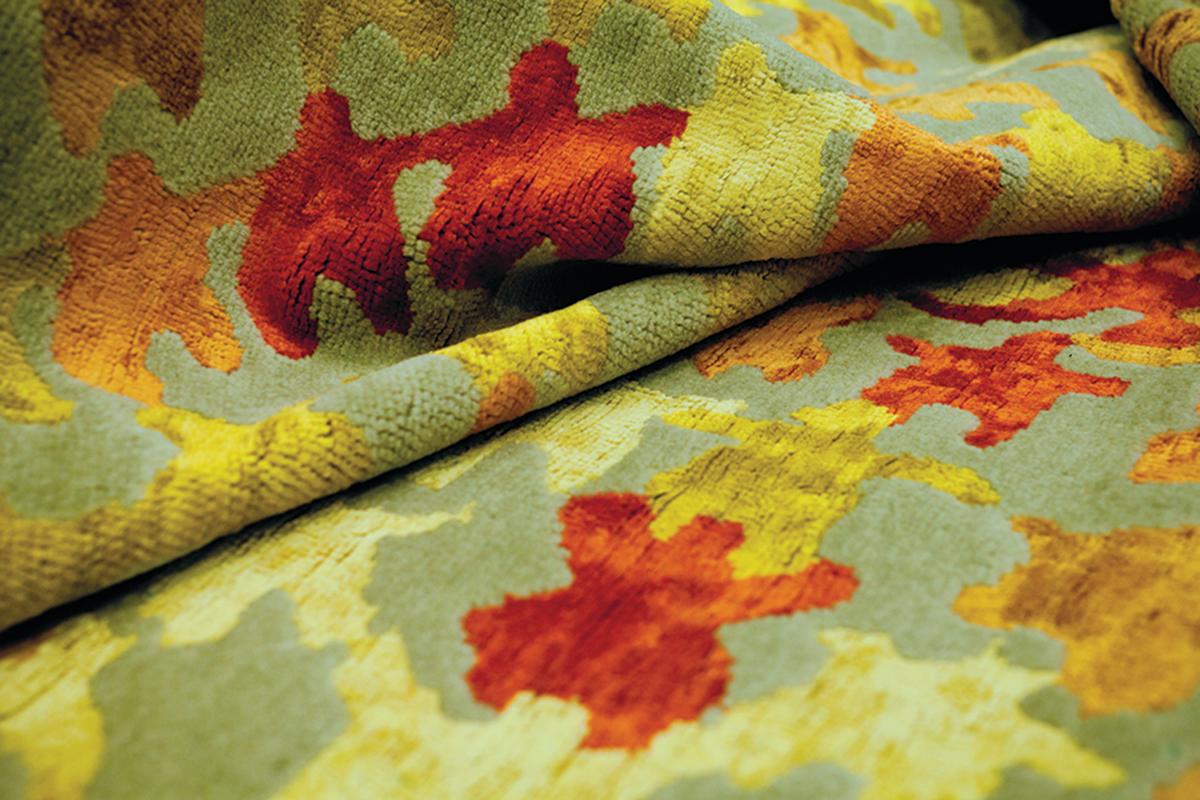 Merry Go Round 220 x 220 ist ein Teppich aus der Kollektion Happy Carpets von Aldo Cibic. Eine Kollektion von fröhlichen und farbenfrohen Teppichen, hergestellt von Moret. Die Inspiration für die Muster stammt von Tieren, Pflanzen und Menschen. Das