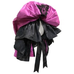 Corsetto da vedova allegra con volant in taffetà di seta rosa e nero con cravatta a nastro