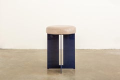 Sgabello basso Mers in alluminio blu Pacifico con seduta imbottita in pelle