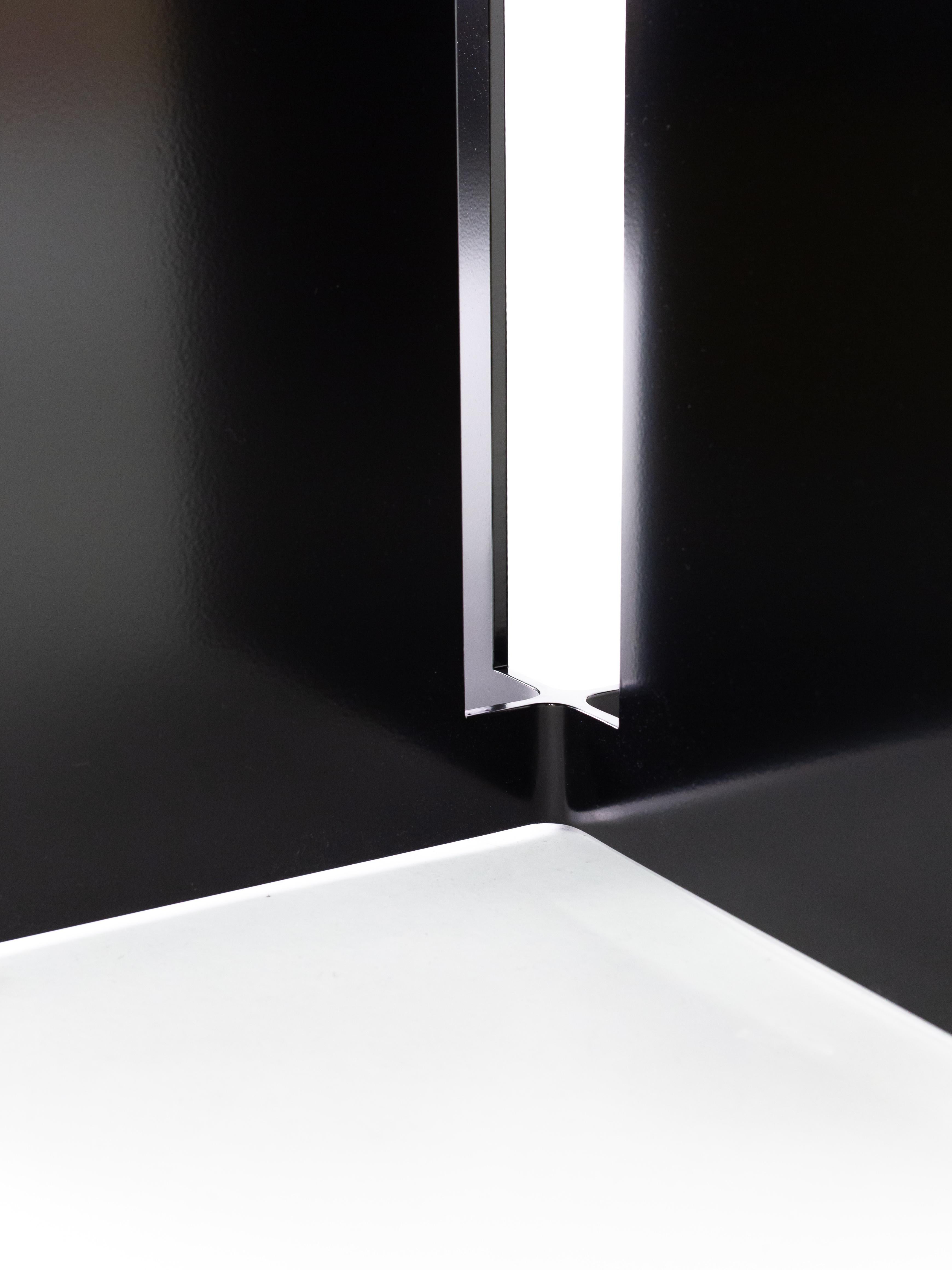 Mers-Beistelltisch aus schwarzem Aluminium (Moderne) im Angebot