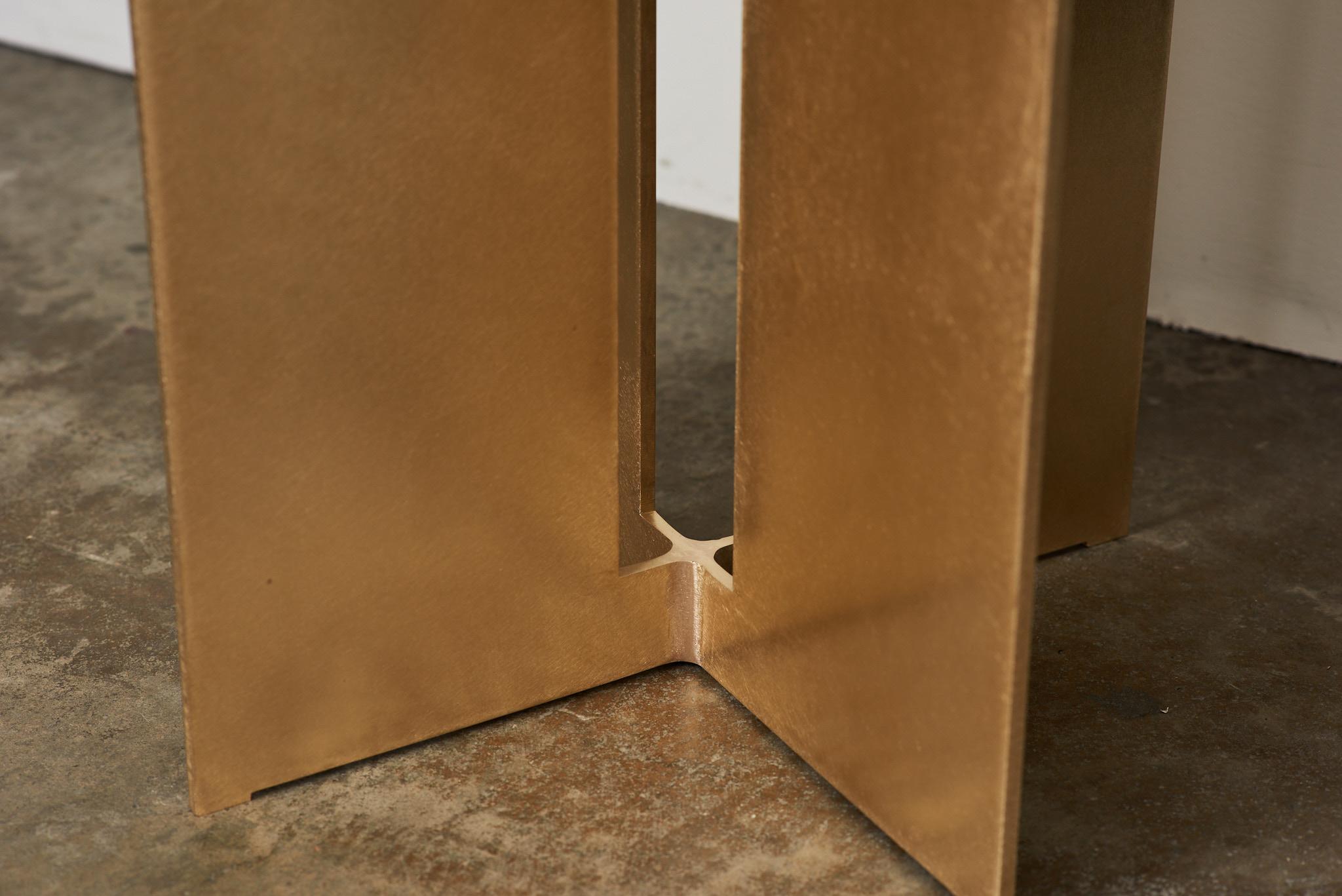 Moderne Table d'appoint Mers en bronze satiné en vente