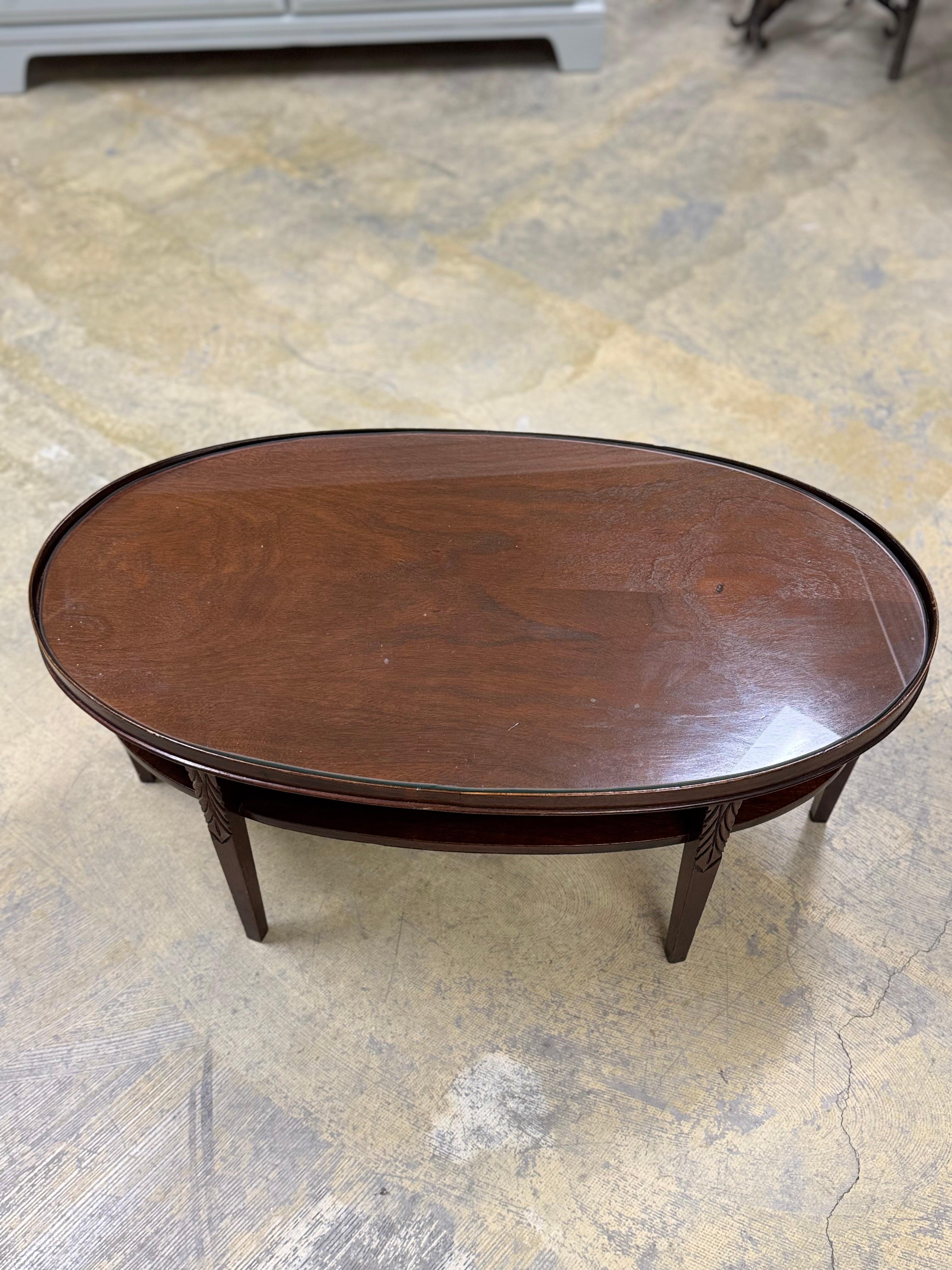 La table basse antique est  est une antiquité de Mersman, probablement en bois d'acajou avec un plateau en verre. Les tables Mersman ont été produites de la fin du 19e siècle jusqu'au milieu du 20e siècle et sont connues pour leur qualité