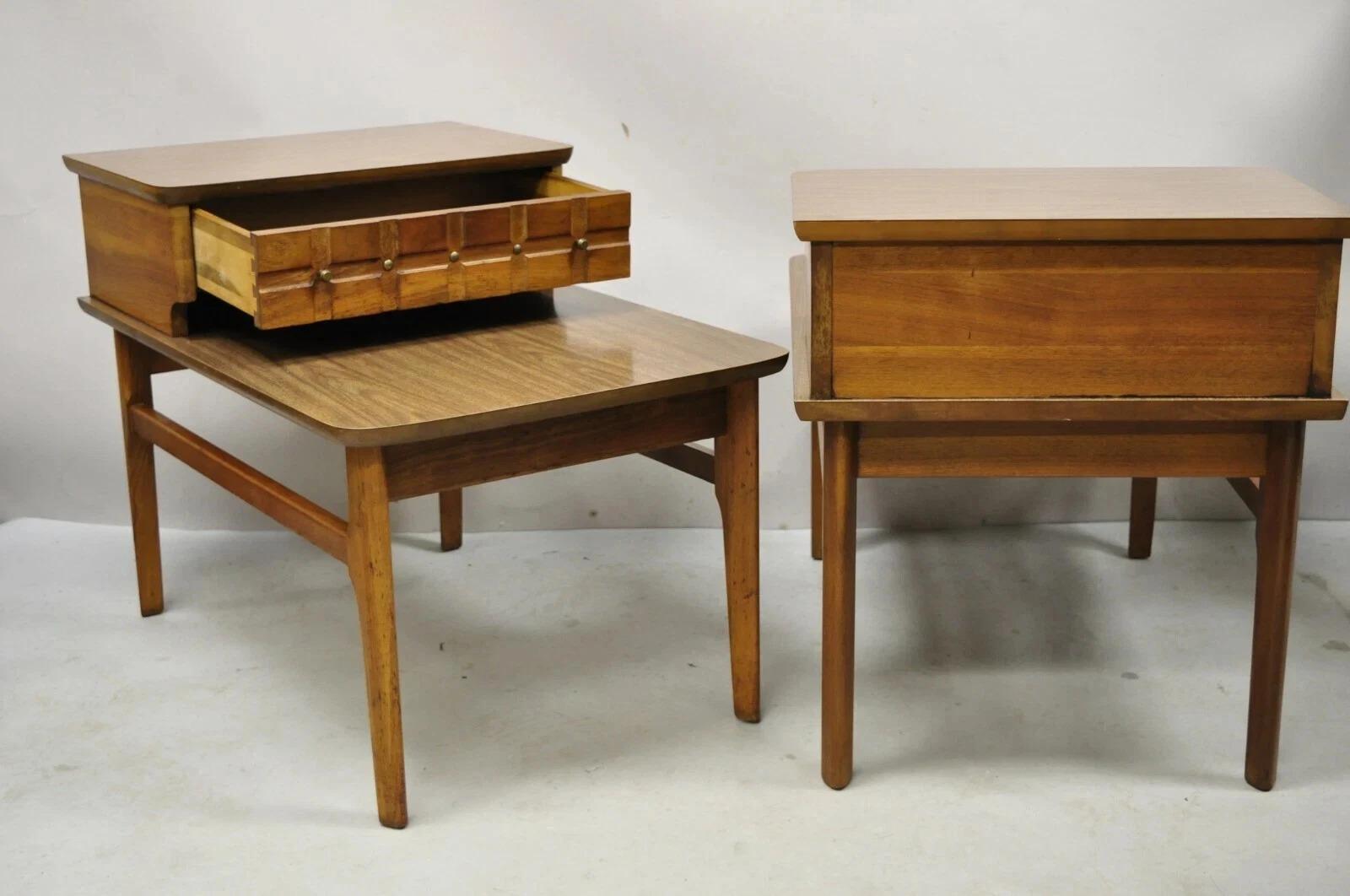 Mersman Mid Century Modern Walnuss und Laminat Step Up Side End Tables - ein Paar im Angebot 4