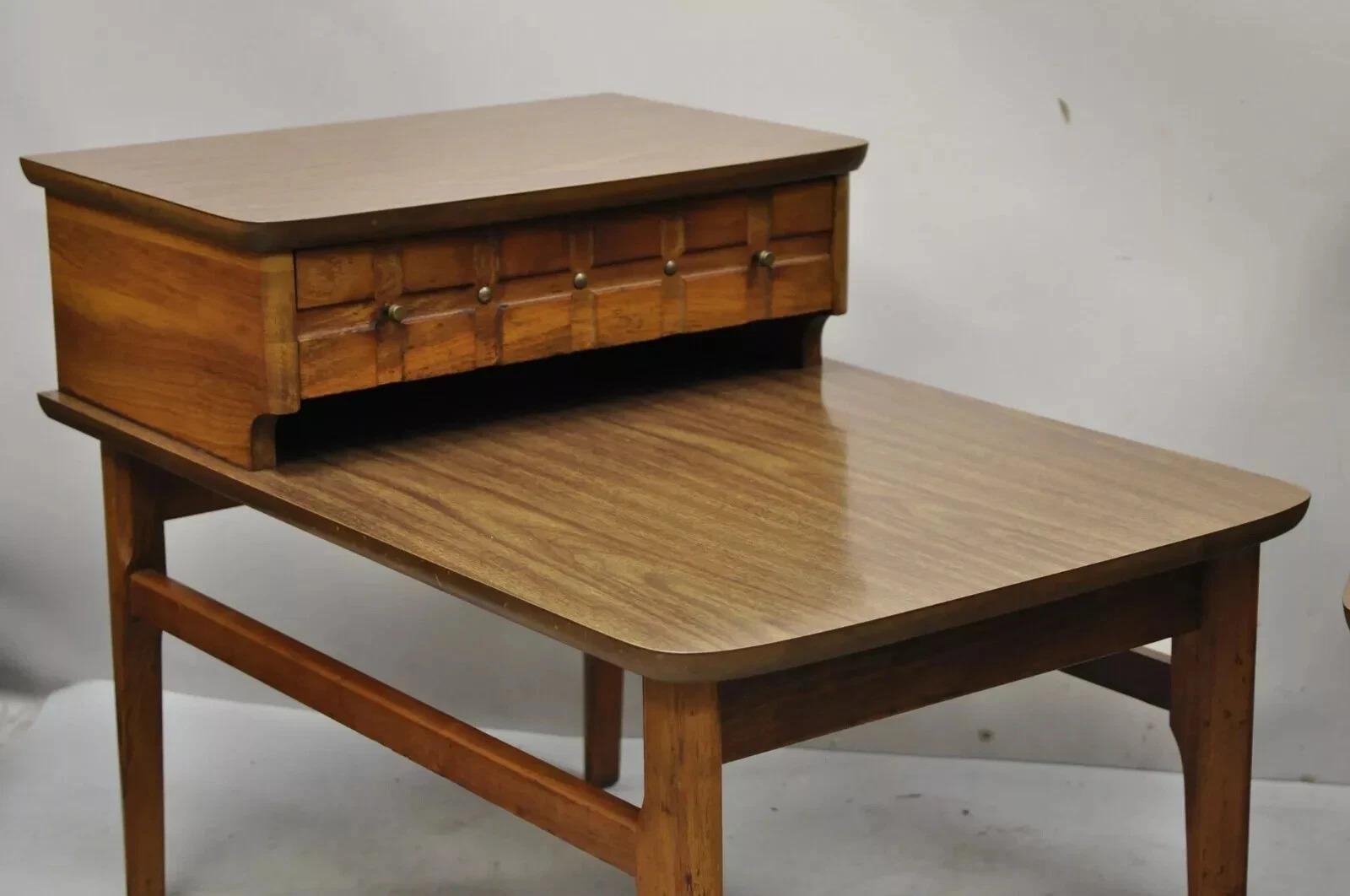Mersman Mid Century Modern Walnuss und Laminat Step Up Side End Tables - ein Paar im Angebot 5