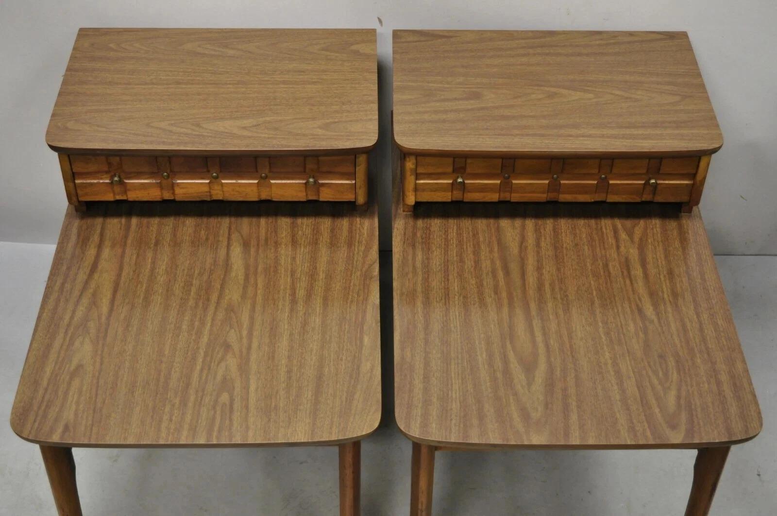 Mersman Mid Century Modern Walnuss und Laminat Step Up Side End Tables - ein Paar im Angebot 6