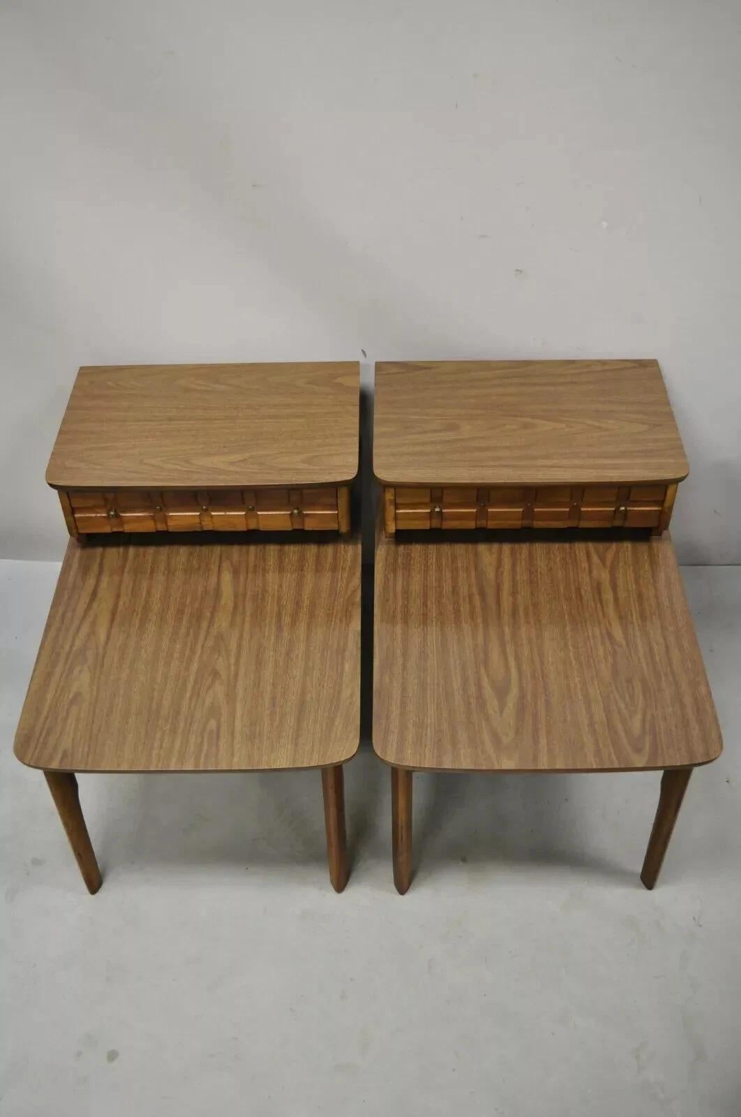 Mersman Mid Century Modern Walnuss und Laminat Step Up Side End Tables - ein Paar (Moderne der Mitte des Jahrhunderts) im Angebot