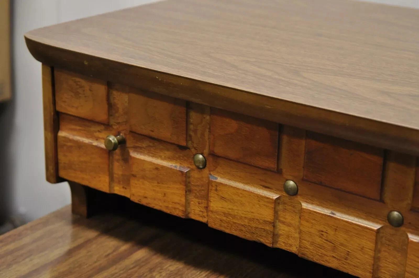 Mersman Mid Century Modern Walnuss und Laminat Step Up Side End Tables - ein Paar im Zustand „Gut“ im Angebot in Philadelphia, PA