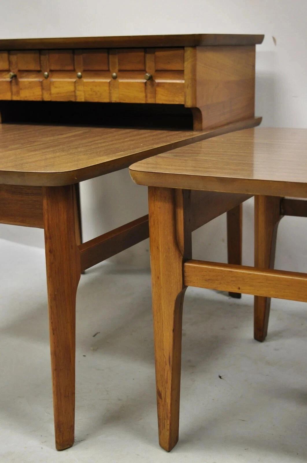 Mersman Mid Century Modern Walnuss und Laminat Step Up Side End Tables - ein Paar (20. Jahrhundert) im Angebot