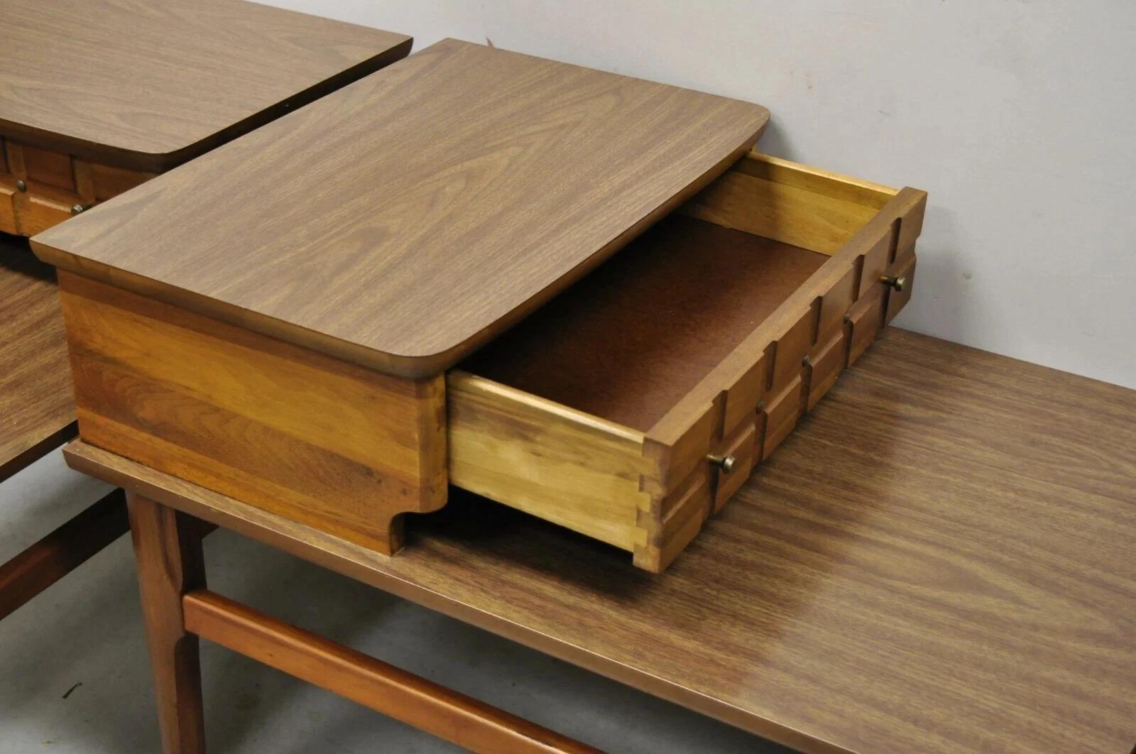 Mersman Mid Century Modern Walnuss und Laminat Step Up Side End Tables - ein Paar im Angebot 2