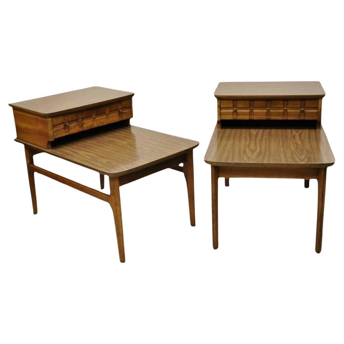 Mersman Mid Century Modern Walnuss und Laminat Step Up Side End Tables - ein Paar im Angebot