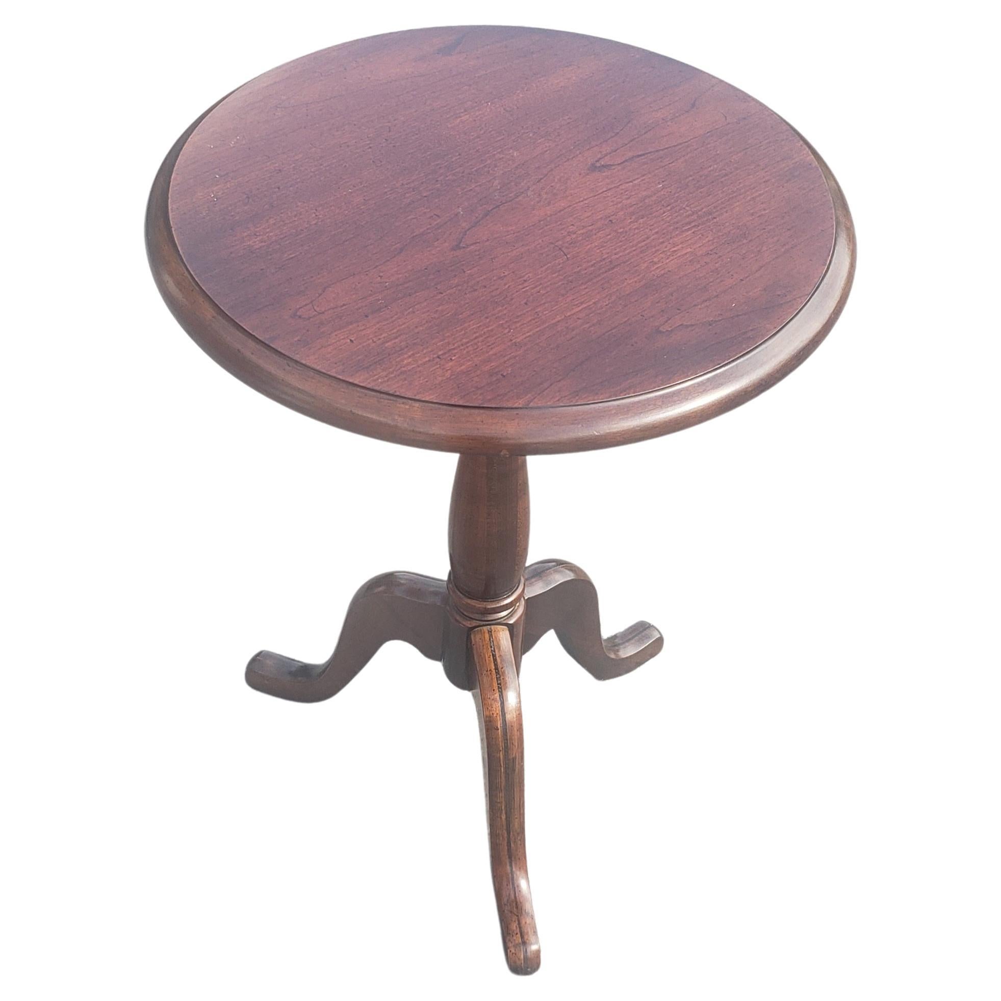 Tacheté Mersman Mid-Century Solid Cherry Pedestal Tripod Lamp Table en vente