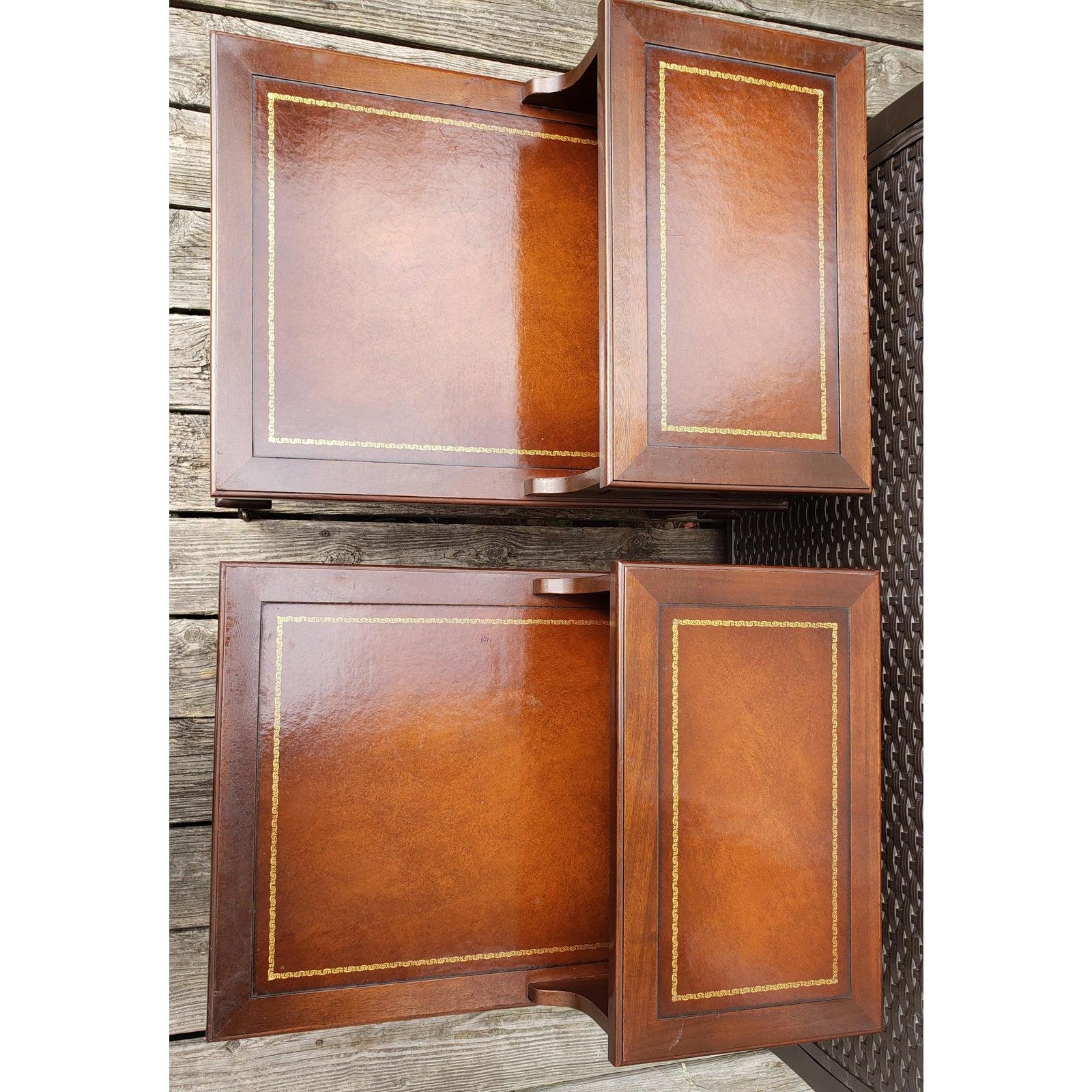 Américain Paire de tables Mersman en acajou à deux niveaux avec inserts en cuir, vers les années 1960 en vente