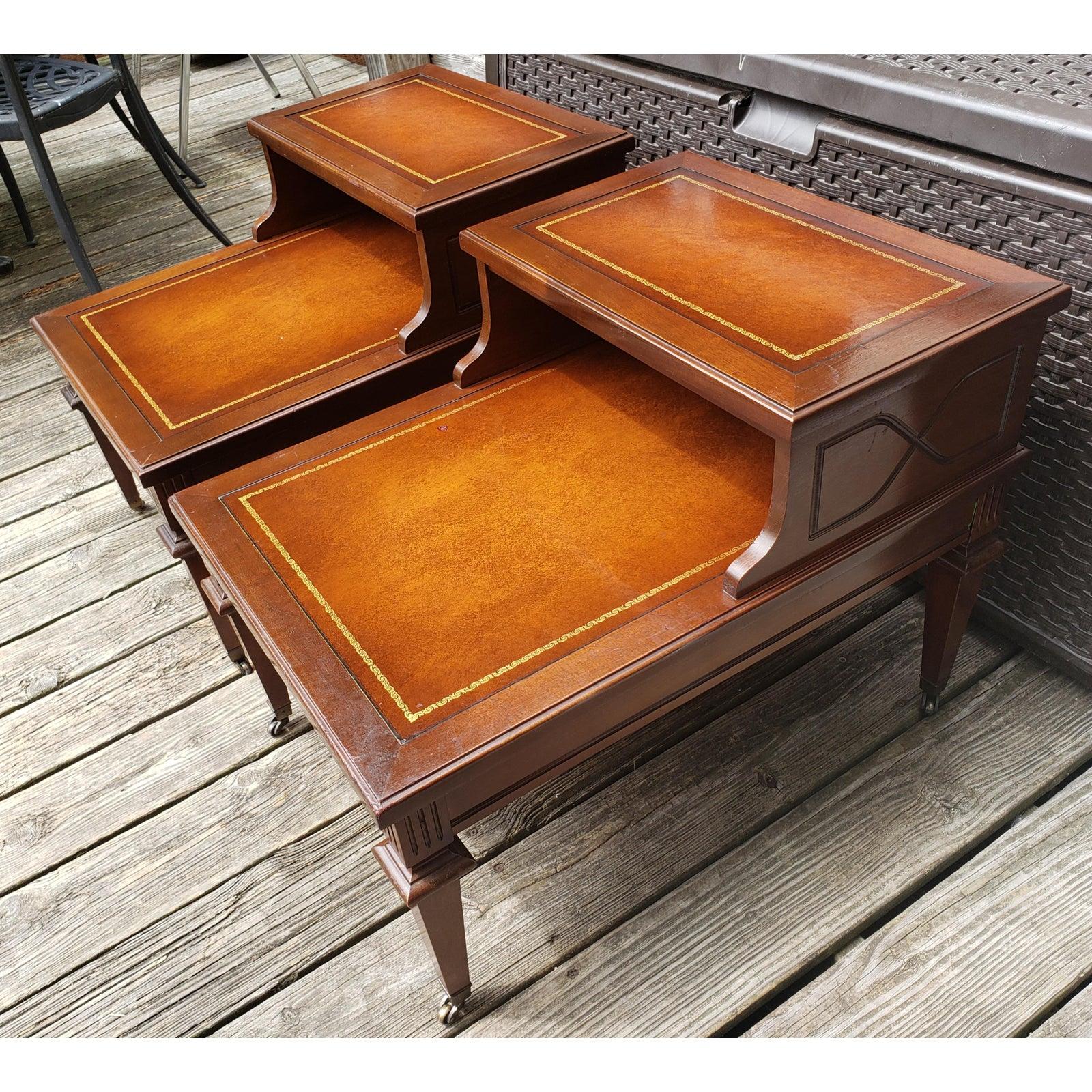 Paire de tables Mersman en acajou à deux niveaux avec inserts en cuir, vers les années 1960 Bon état - En vente à Germantown, MD