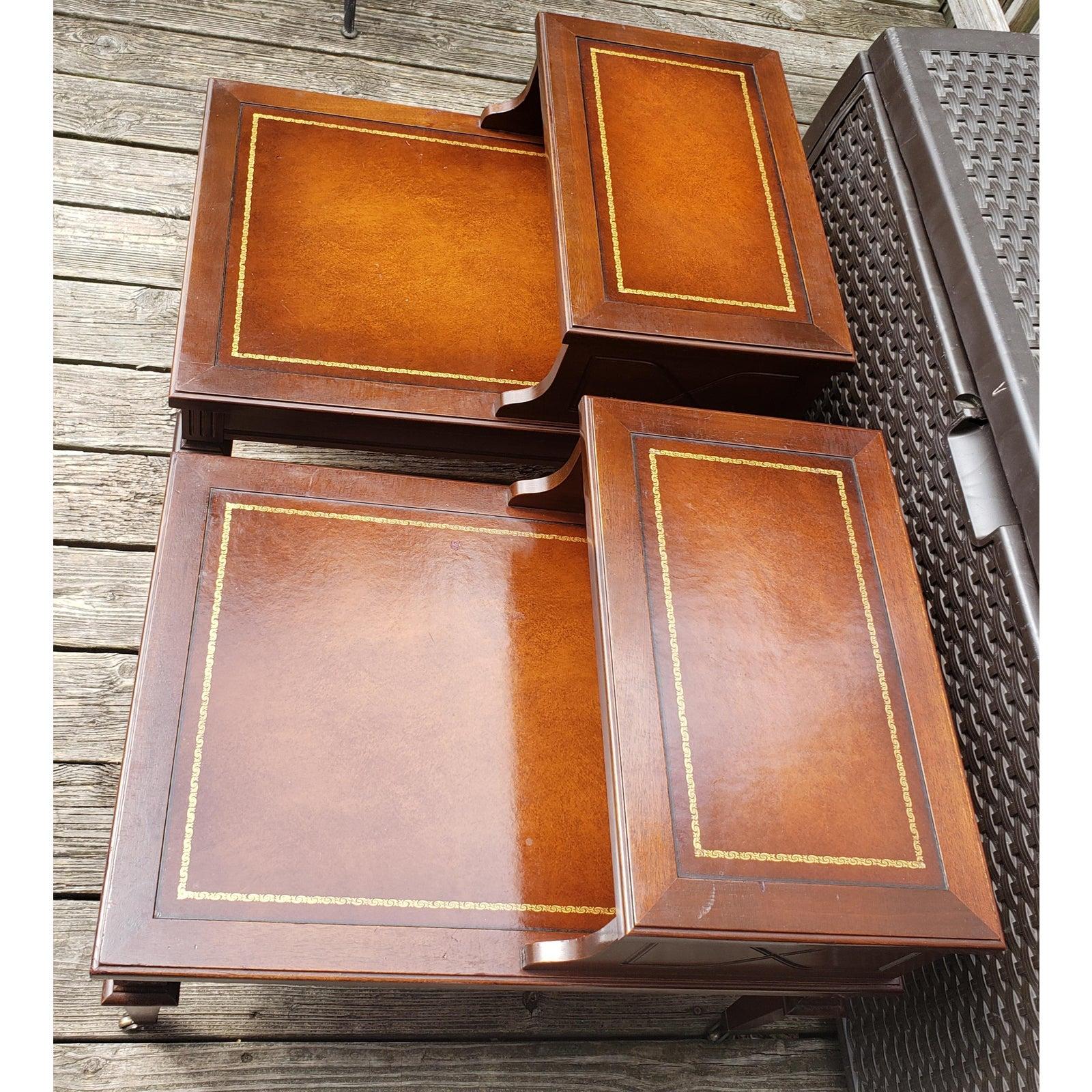 20ième siècle Paire de tables Mersman en acajou à deux niveaux avec inserts en cuir, vers les années 1960 en vente