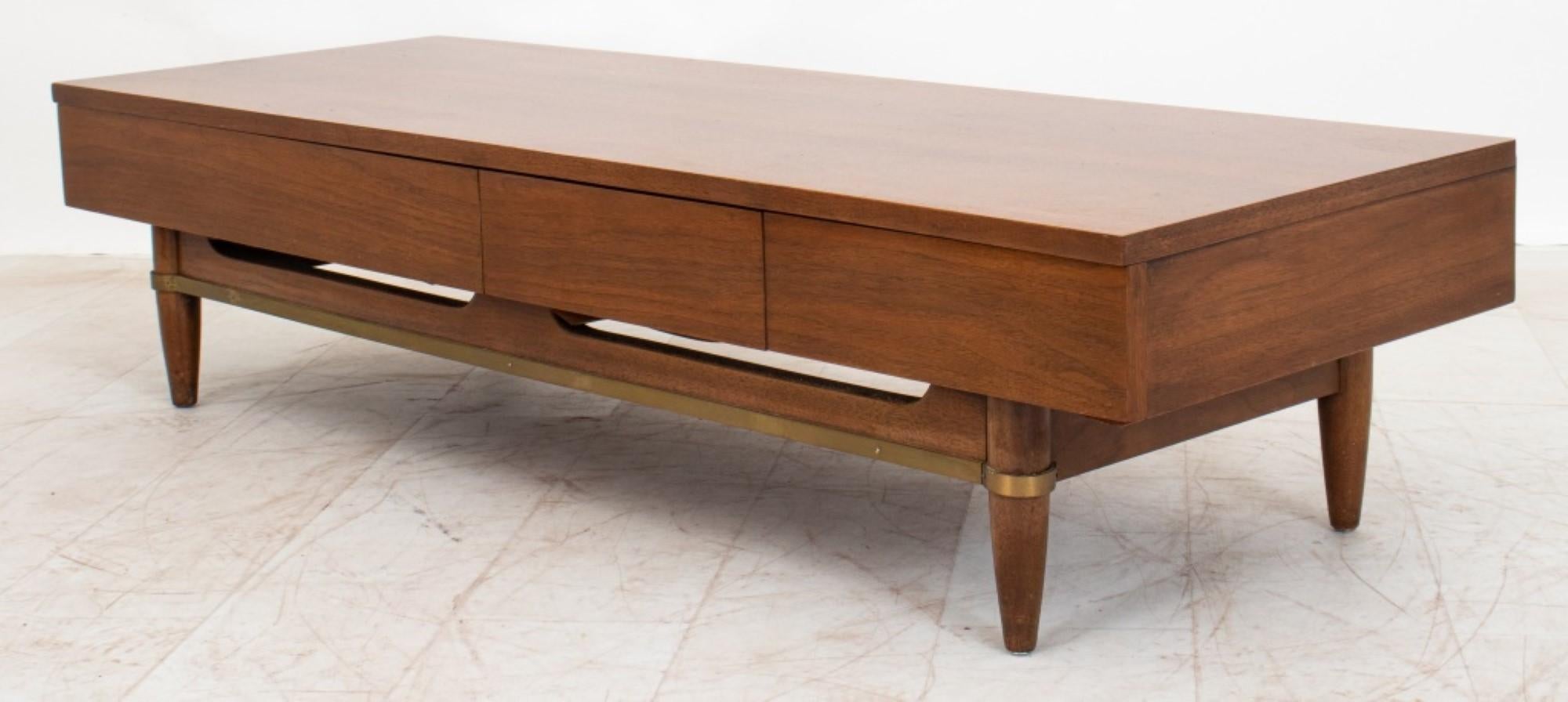 Les dimensions de la table basse / banc / meuble multimédia Merton Gershon pour American of Martinsville Mid-Century Modern en noyer.

Concessionnaire : S138XX