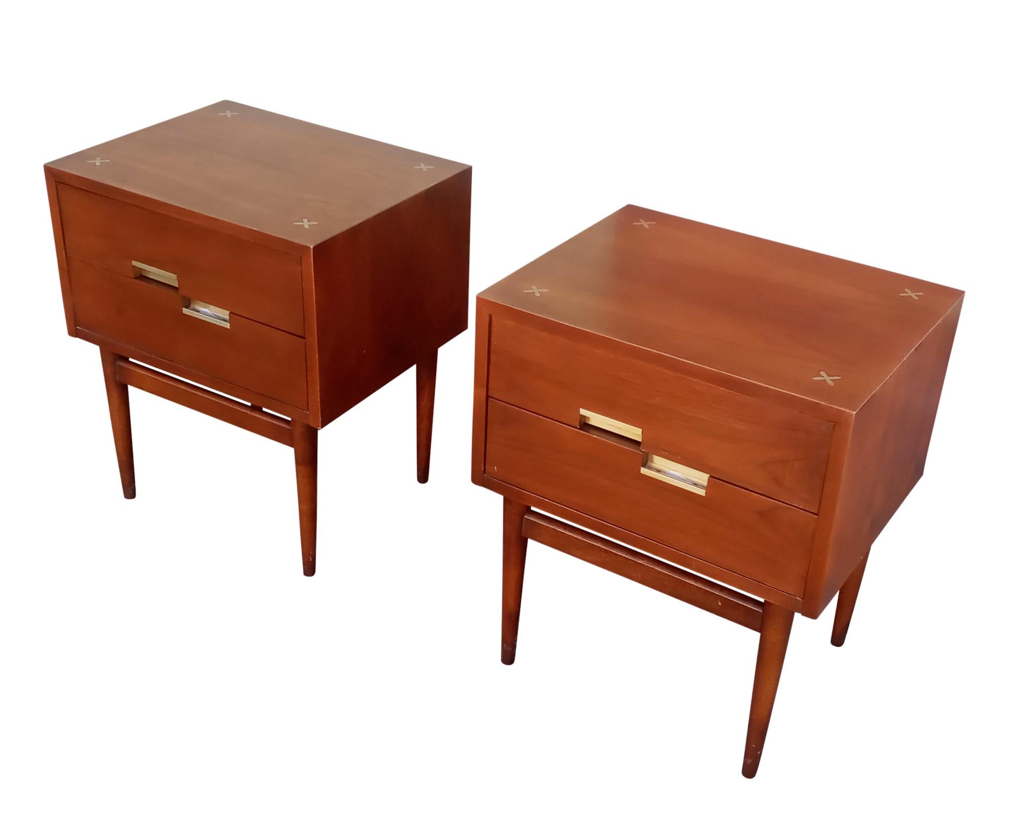 Merton Gershun American of Martinsville Accord Walnut Nightstands or End Table In Good Condition In Philadelphia, PA