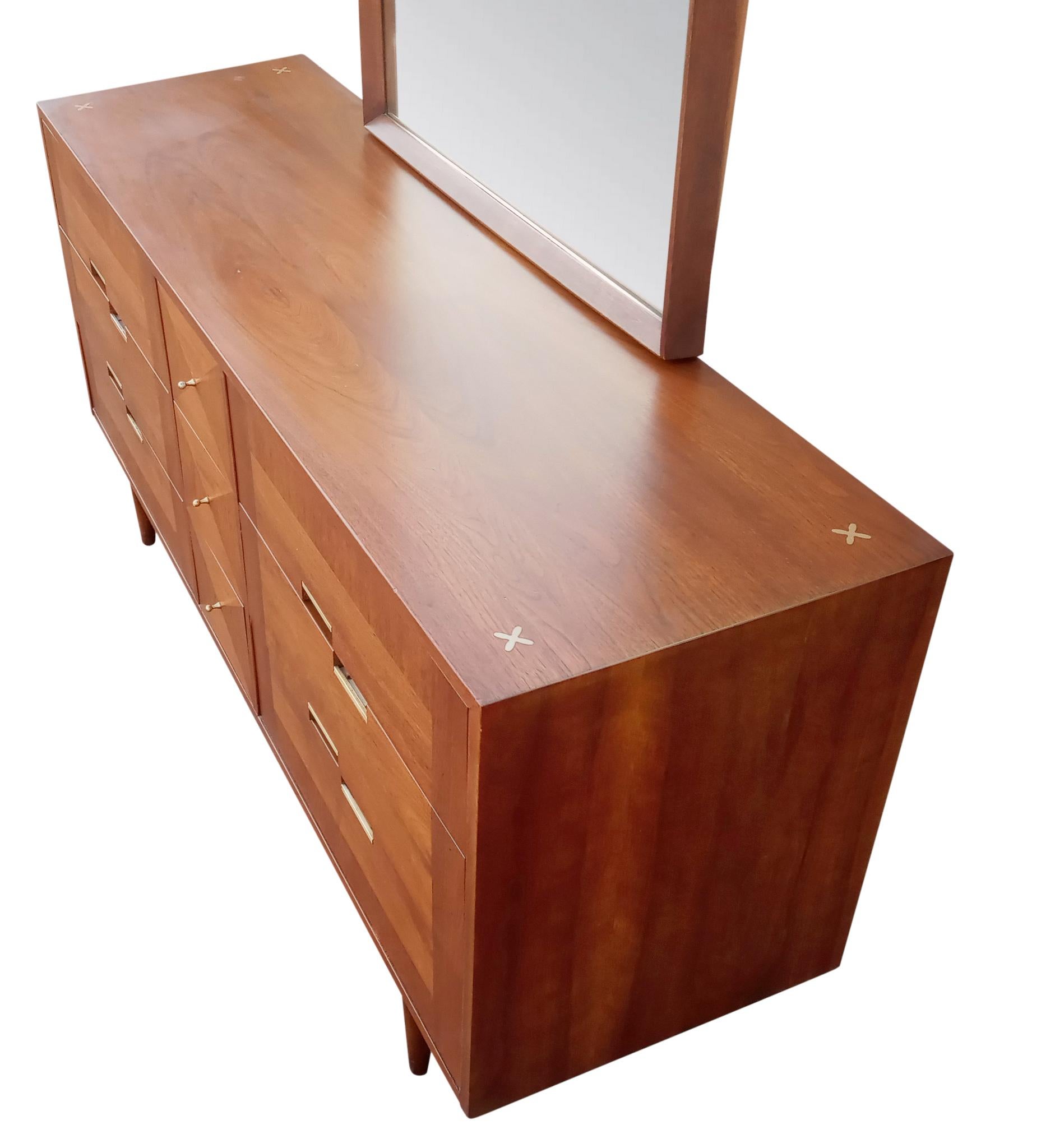 Merton Gershun American of Martinsville Walnut Acclaim Dresser & Mirror MCM Era In Good Condition In Philadelphia, PA