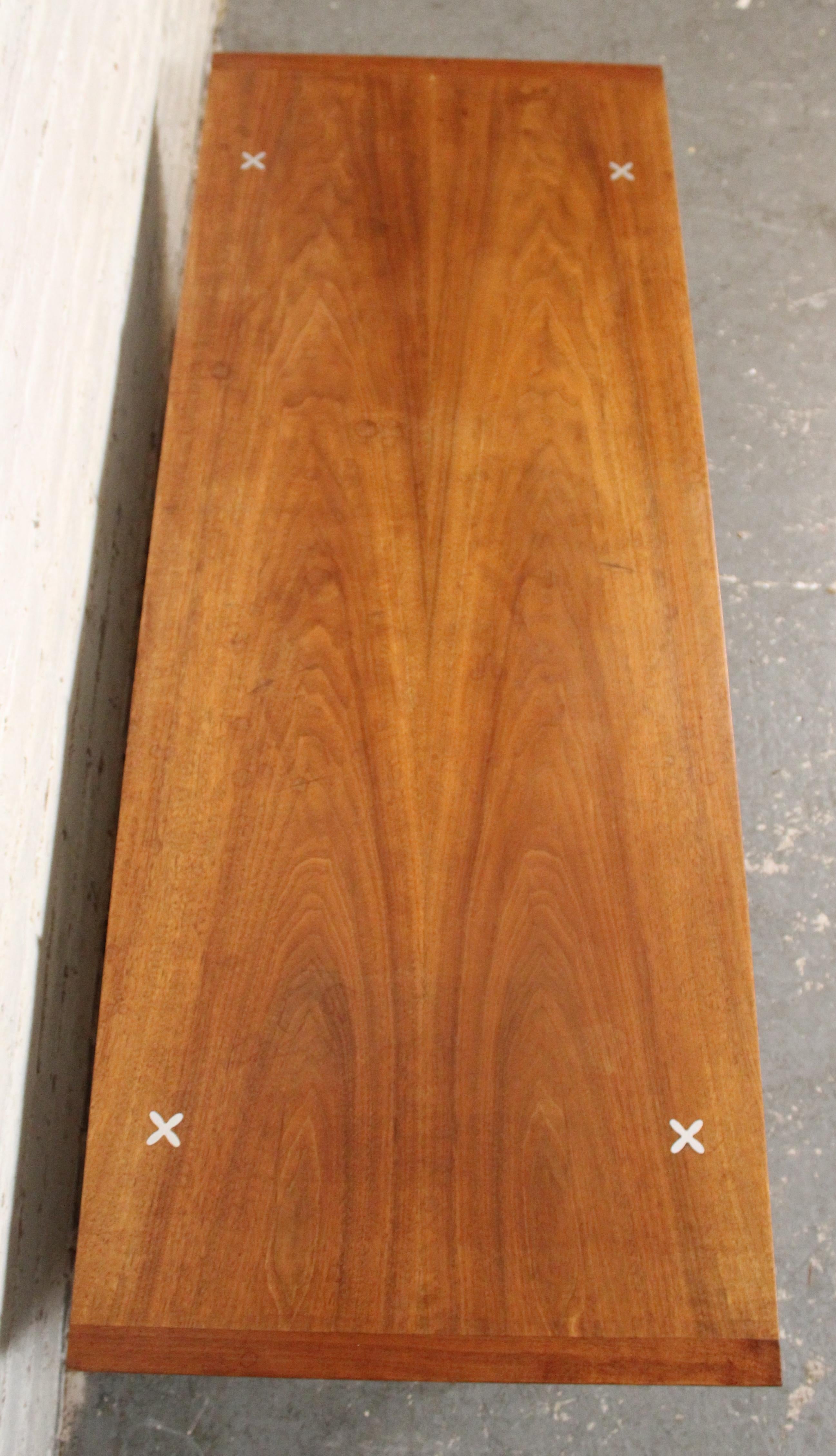 Couchtisch aus Nussbaumholz von American of Martinsville für die Serie 'Accord', entworfen von Merton Gershun. Schlichtes, modernes Design mit spitz zulaufenden Beinen und eingelegten Zinnsternen an jeder Ecke.
Bitte bestätigen Sie den Standort NY