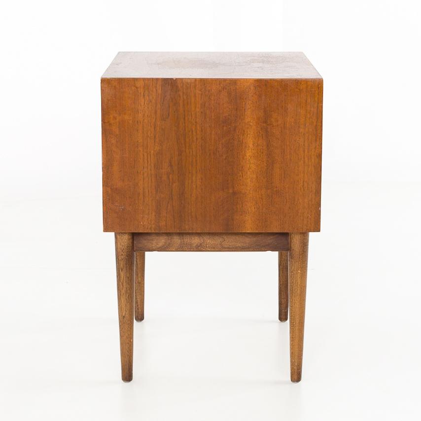 Merton Gershun for American Martinsville MCM Walnut & Brass X-Inlaid Nightstand In Good Condition In Countryside, IL