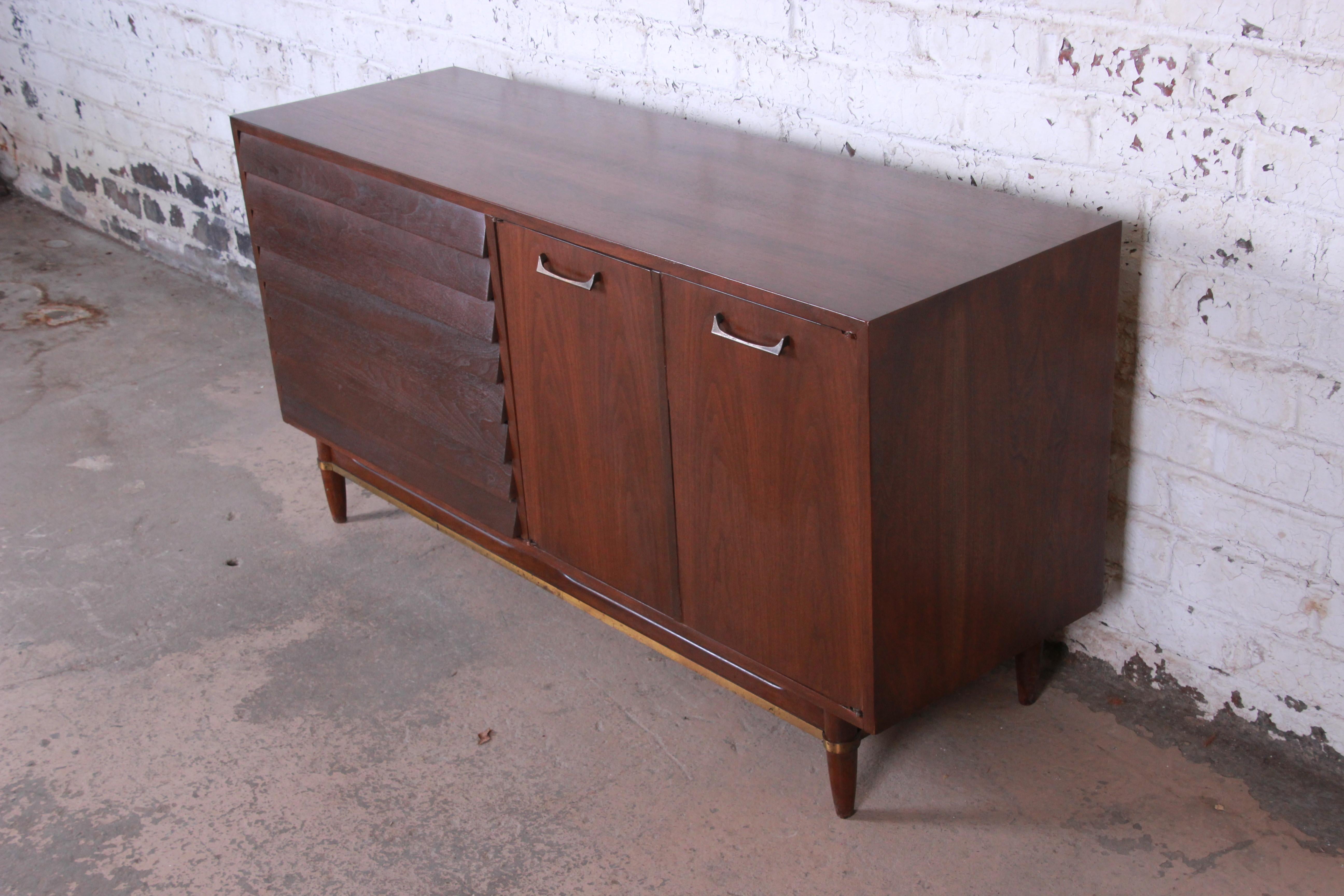 Merton Gershun for American of Martinsville Louvered Front Sideboard Credenza In Good Condition In South Bend, IN