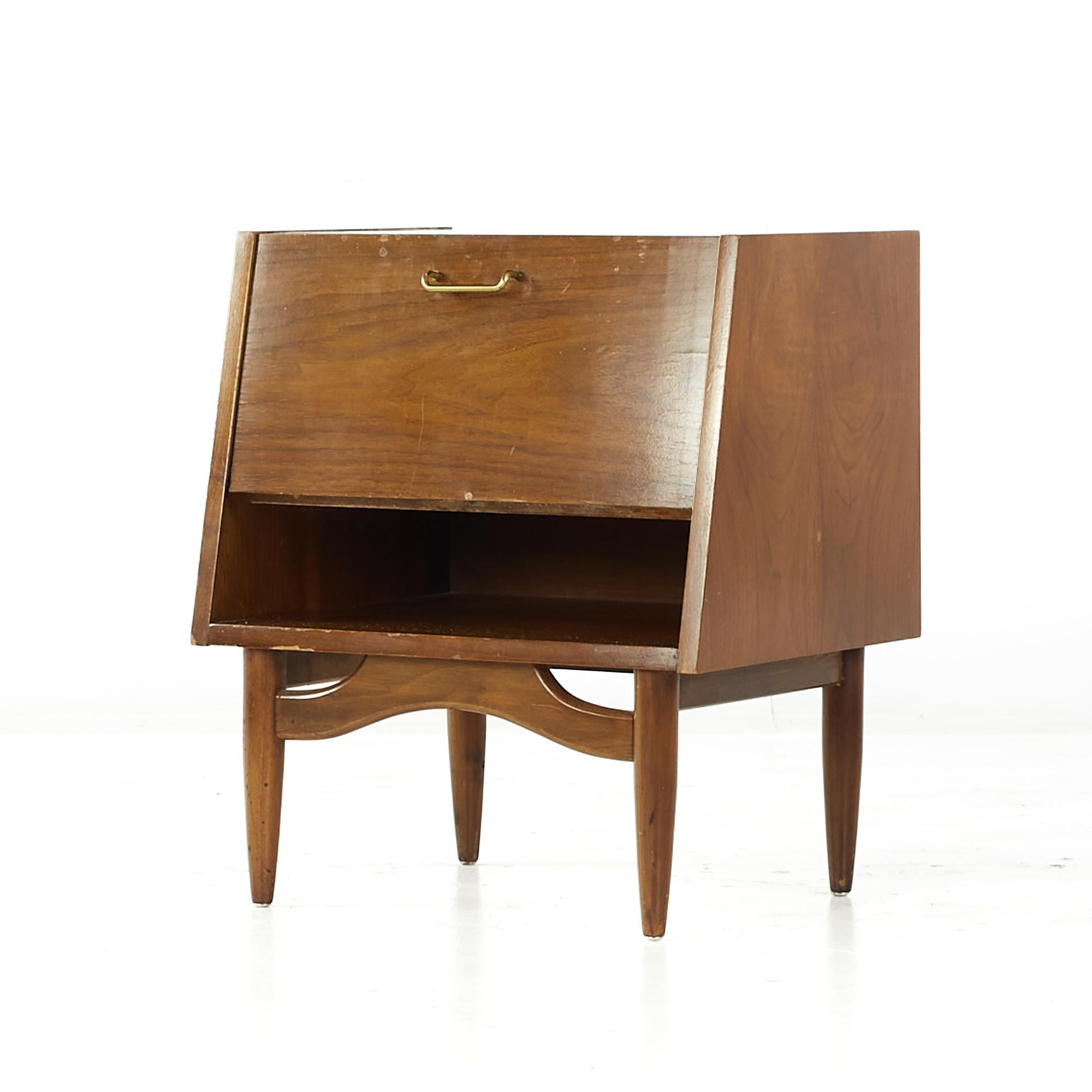 Merton Gershun for American of Martinsville MCM Walnut Nightstands, Pair In Good Condition For Sale In Countryside, IL