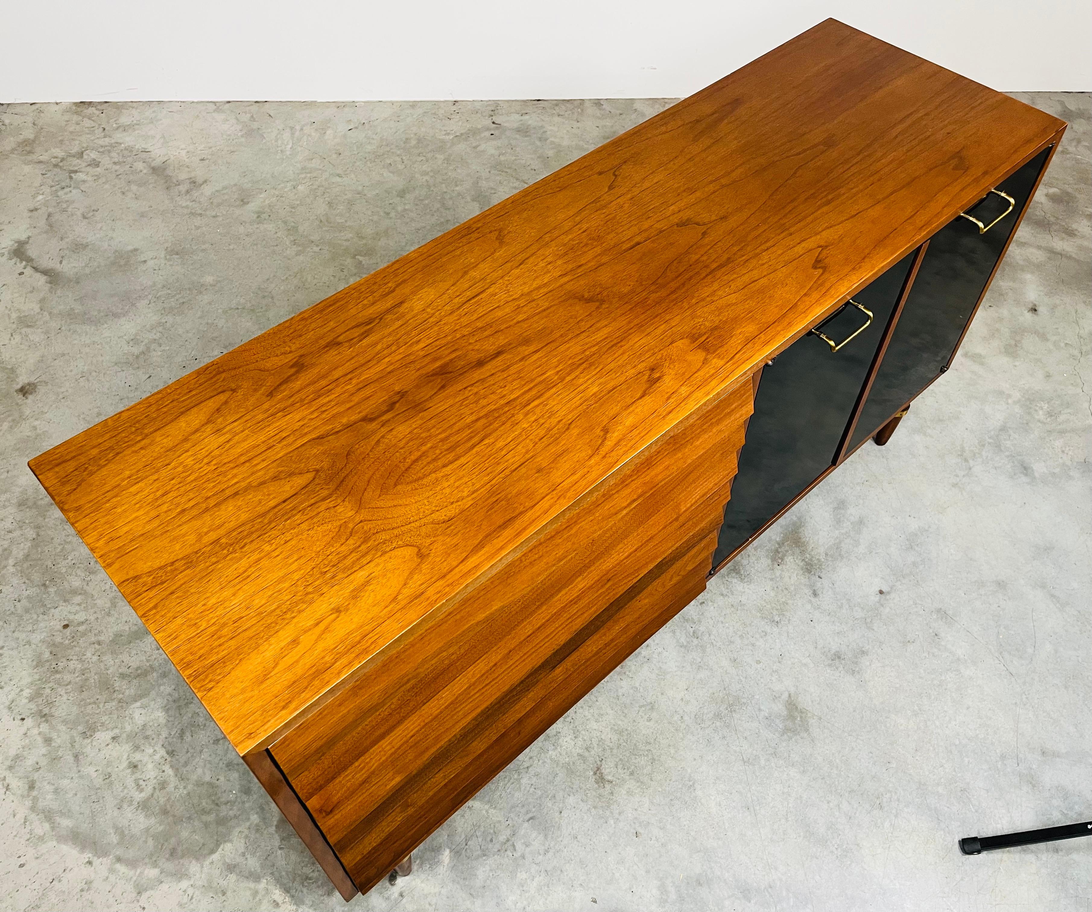 Merton Gershun for American of Martinsville Mid-Century Lowboy Credenza In Excellent Condition For Sale In Southampton, NJ