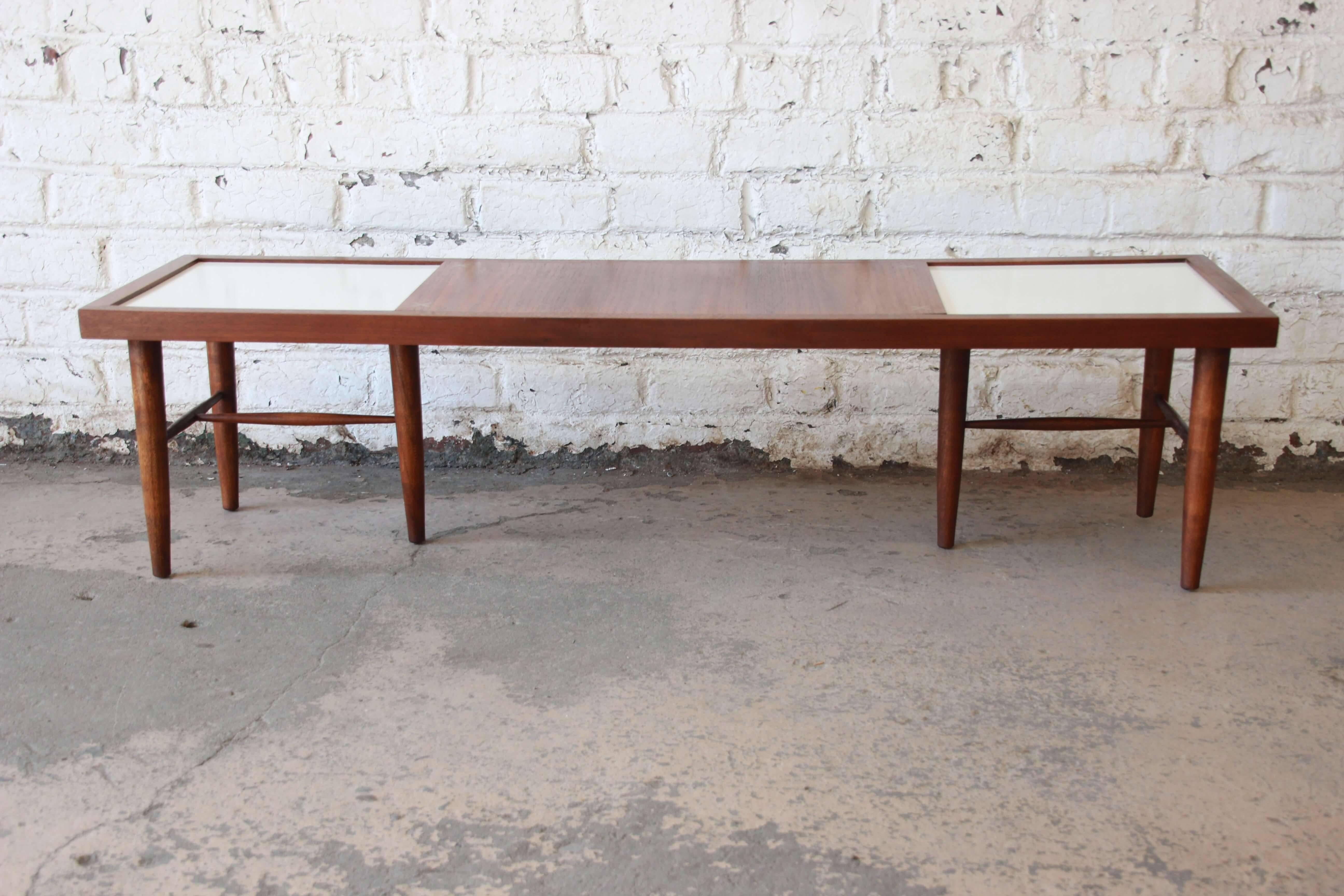 Offrant une belle table basse moderne du milieu du siècle par Merton Gershun pour American of Martinsville. La table comporte de jolies incrustations en laiton et deux plateaux en stratifié blanc pour une durabilité et un style exceptionnels. La