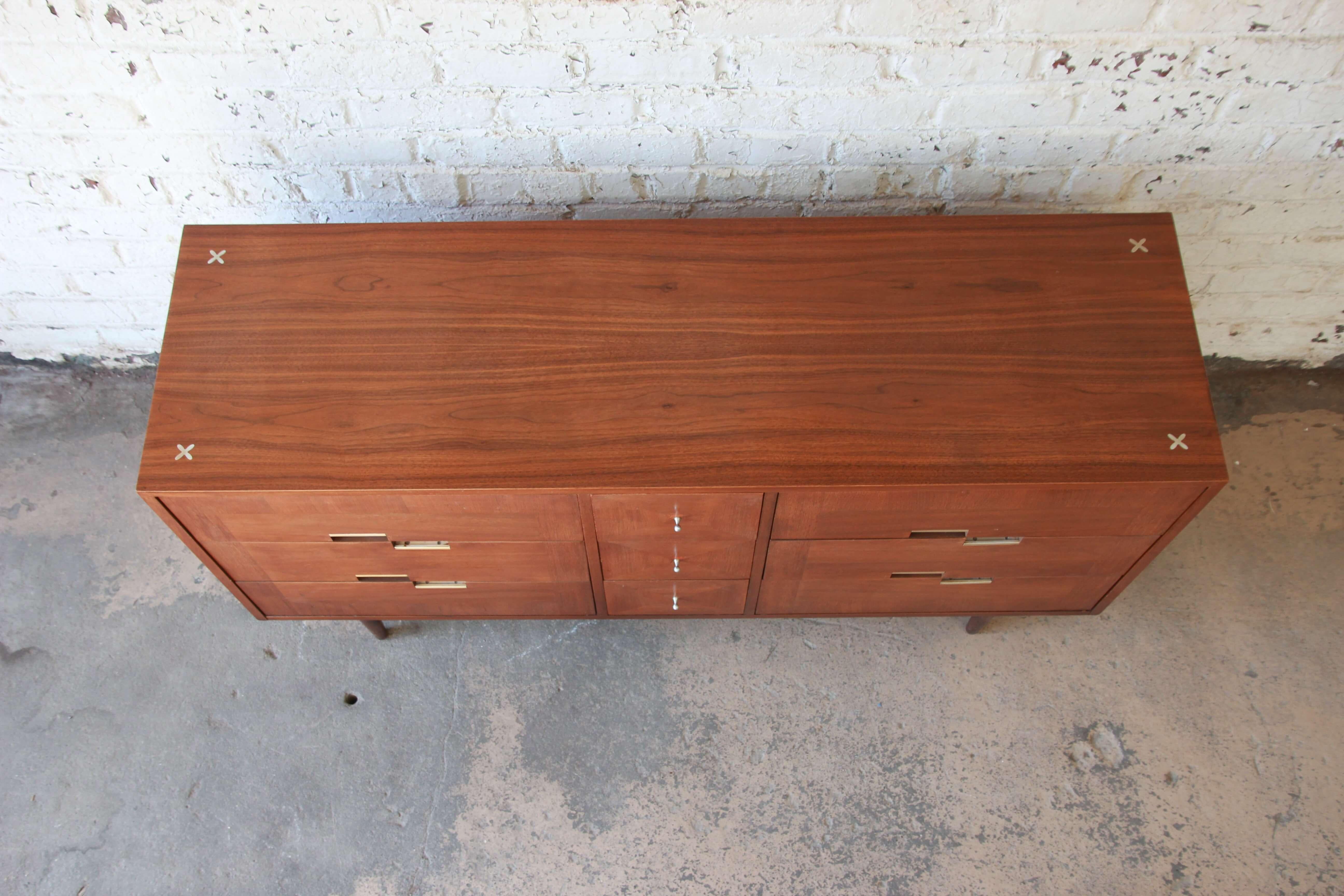 Merton Gershun for American of Martinsville Mid-Century Modern Walnut Dresser In Good Condition In South Bend, IN
