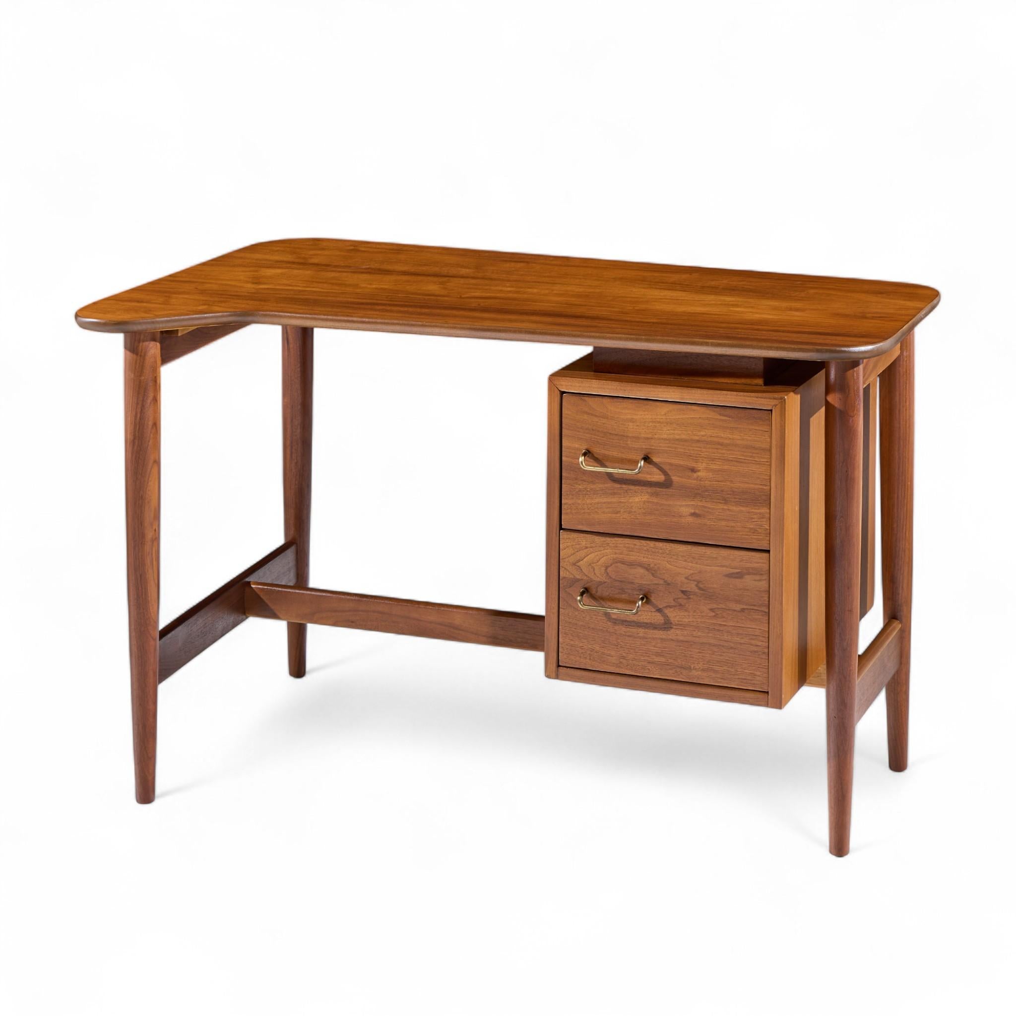 Mid-Century moderno Merton Gershun for American of Martinsville Mid Century Walnut Curved Top Desk in vendita
